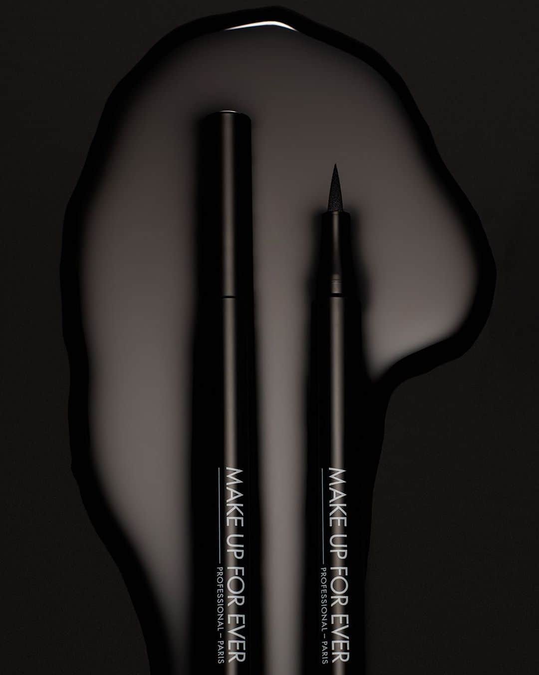 MAKE UP FOR EVER OFFICIALさんのインスタグラム写真 - (MAKE UP FOR EVER OFFICIALInstagram)「Black beauty #GraphicLiner.   Four words: artistic, effortless and long lasting.  _  #GraphicLiner #makeupforever」10月26日 5時38分 - makeupforever