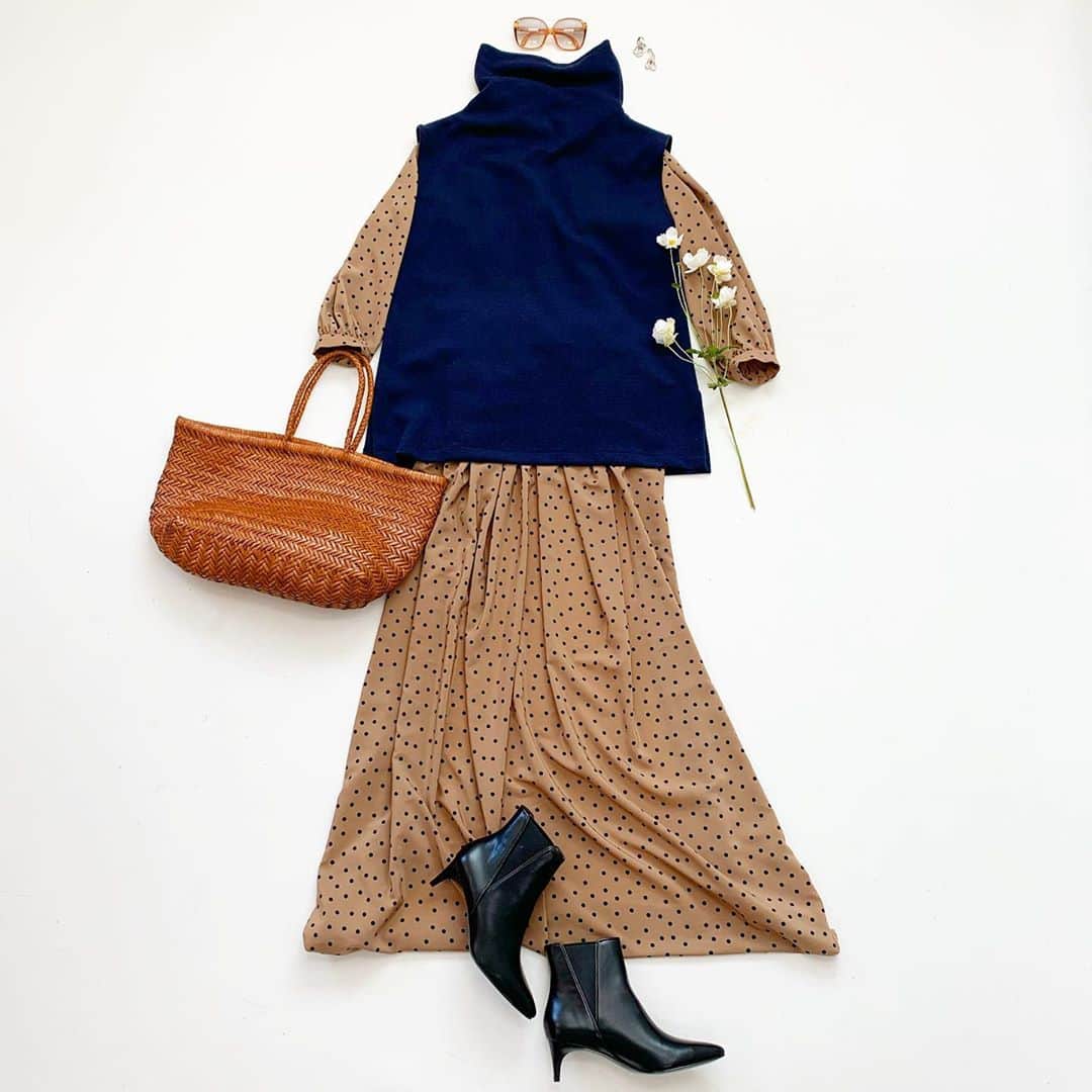 のインスタグラム：「【559】Camouflarge Bottle-neck vest looks cosy and sweet over a dress. As the morning and evening temperatures drop, layering becomes more necessary and also enjoyable🍁 【776】Tripple tiered skirt shown in the 2nd picture is made in a crepe-de-chine with irregular dots. How sweet is this?! 😍 With all that is happening around us, we really want to keep dressing with what makes us filled with joy! 😊  気温差のある季節に なりましたね🍁 流行りのベストは ワンピースに重ねるのも 素敵です✨ 2枚目はボリュームたっぷりのティアードスカート😍この秋はいつも以上に好きな着こなしにこだわりたいです😊 ・ ・  #handmade #sewing#手作り #型紙#ハンドメイド大人服#クルールパターンファブリック#洋裁#instafashion#coordinate #handmadeclothes #mamacoordinate #sewingpattern#置き画#patterns#instasewing#handmadewardrobe #memade #handmadewardrobe #sewcialists #indiesewingpatterns」