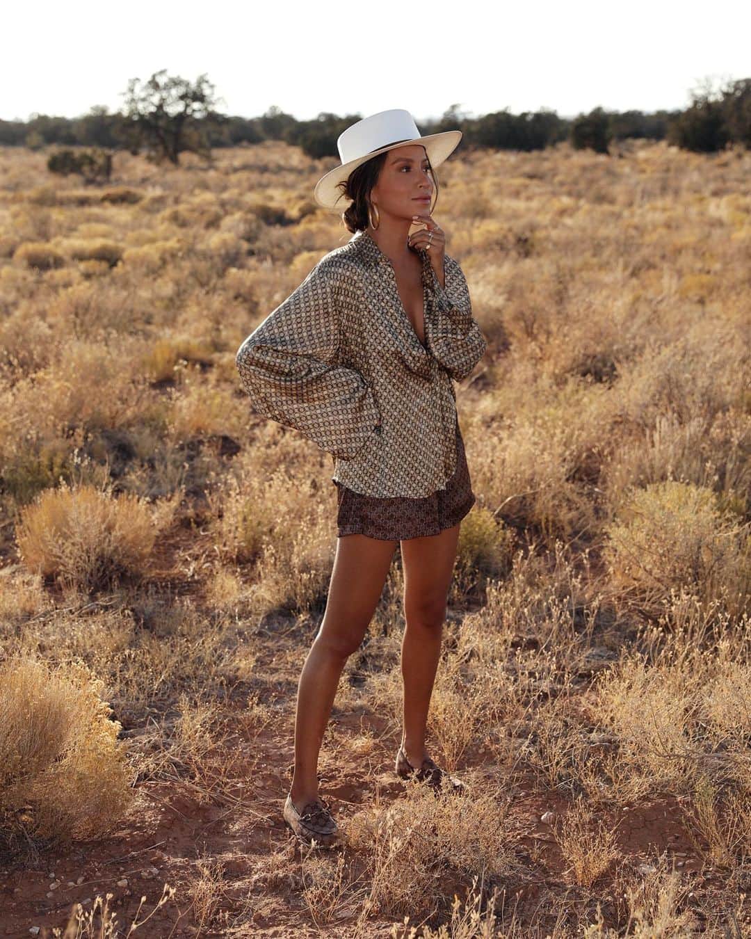 ジュリー・サリニャーナのインスタグラム：「5:30 pm., AZ. 🌾☀️✨ Wearing @lacademie_ @revolve #campREVOLVE」