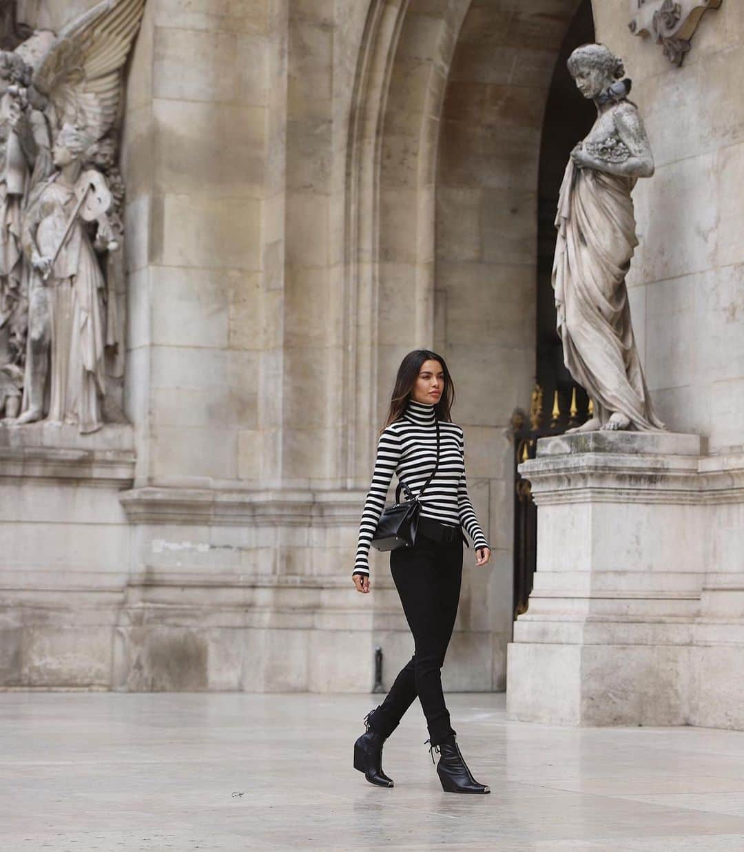 ジョアナ・サンスのインスタグラム：「Tanto tiempo viviendo en París y nunca me decidí a entrar en la Ópera de Garnier... Me encantaría ver un ballet allí dentro👯‍♀️ ¿Será que tendré la oportunidad de cumplirlo cuando todo esto pase?😩  #paris」
