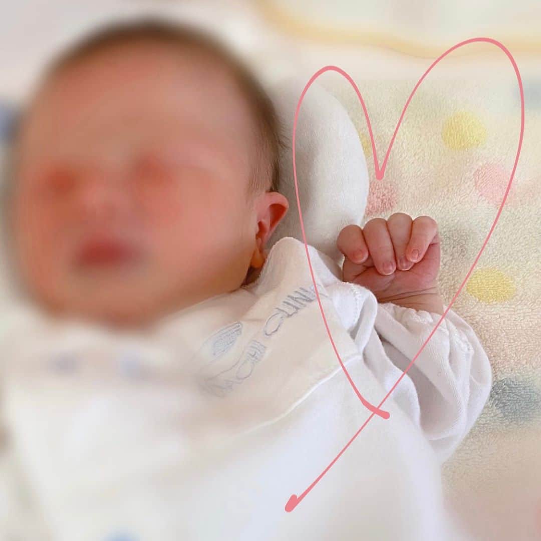 高畠麻奈さんのインスタグラム写真 - (高畠麻奈Instagram)「2020.10.24 甥っ子が生まれました。 とっても嬉しくて幸せで、 色んな悩みがどうでも良くなった気がします。 早く会いたいなぁ。  弟がお父さんになったと言うのが感慨深いです👦 なぜだろう…良いお父さんになる気しかしない。笑  お母さん、赤ちゃん、2人共お疲れ様でした☺️ 生んでくれて、生まれてきてくれてありがとう。 生きてるだけで幸せだよっ！！！ 命って尊い。母って尊い。 世の中のお母さんと赤ちゃんが、 もっともっと生きやすい世界になりますように。  #happybirthday#birth#baby#mother#father #family#happy#thankyou#👶 #お疲れ様でした#ありがとう #おばさんになったよ#おばさんとは呼ばせないよ 麻奈ちゃん希望」10月26日 5時50分 - mana_724