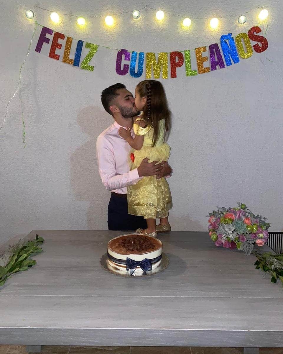 イヴァン・ガルシアのインスタグラム：「27 ♥️.. Gracias a Dios por permitirme cumplir un año más de vida al lado de mi hermosa familia.. Es el regalo mas grande, hermoso y preciado que puedo tener.. Gracias a todos por sus mensajes 🎂🎊🎉」