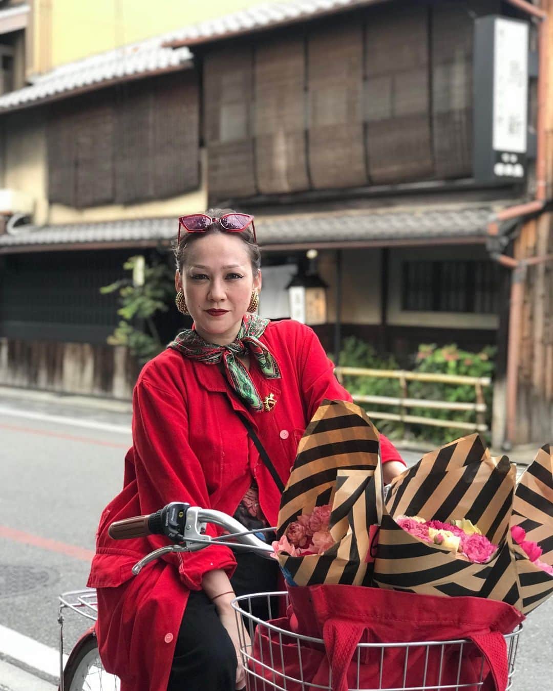 小林尊のインスタグラム：「@maggiechatter  🚲💐 @acehotelkyoto」