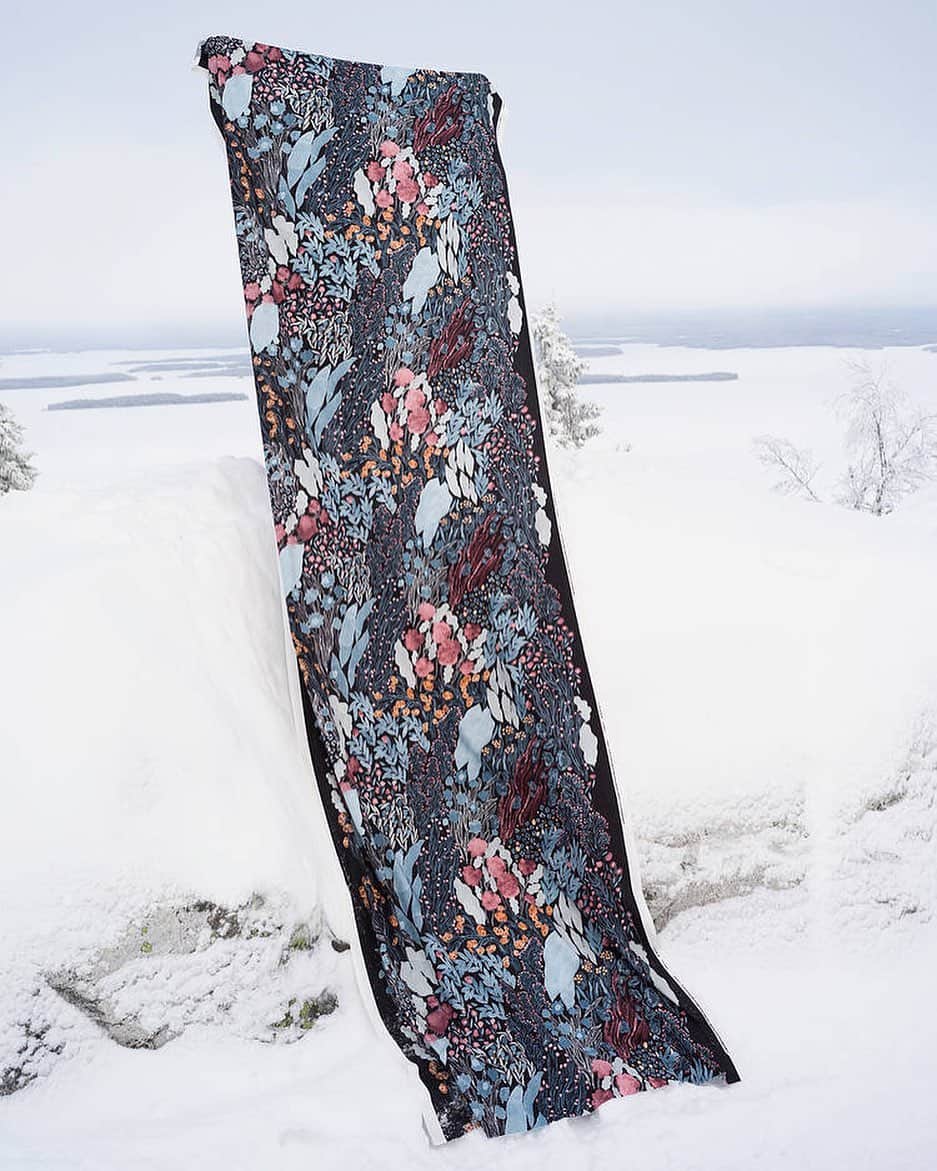 マリメッコのインスタグラム：「Our design library contains over 3,500 prints to date, and we invite new artists to design for us each year. We cherish the full creative thinking of our printmakers. Louhi pattern designed by Aino-Maija Metsola in 2019 is one of the newest additions to our design library and available in our Fall/Winter 2020 fabric selection and home textiles. #marimekko」