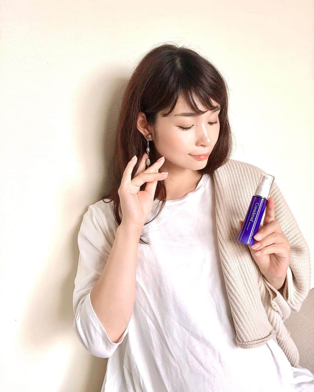 三佐和あやのインスタグラム：「こんばんは✨国際特許になっている「ラメラテクノロジー」を使用した、コンシダーマル スキンライズローションが気になったので お試し〜✨﻿ ﻿ @considermal_official   ﻿ 年齢とともに失われる肌本来のうるおい成分を肌と同じ構造に組み立てることで、  角質層の深層部までうるおしてくれるというスキンケアです！﻿ ﻿ 洗顔後はこれ1本で 「導入液」「化粧水」「乳液」「美容液」「クリーム」「パック」と 6つの役割を果たすので 時短スキンケアが叶っちゃう🎀﻿  ﻿ 40代におすすめのスキンケアということでMAQUIA. 美的 大人MUSE などに掲載されたことも ...﻿ ﻿ 使い心地は さらっとしていて、﻿ お肌にのせると もちっ 、とします✨﻿ ﻿ ﻿ #pr #美容 #美容女子 #大人女子 #アンチエイジング #エイジングケア #エイジング #ママ #マタママ #アラサー #アラフォー#30 #30代#40 #40代 ﻿ ﻿ #コンシダーマル #ラメラテクノロジー #オールインワン化粧品 #オールインワンゲル #ラメラ #保湿ケア #家族で使える﻿」