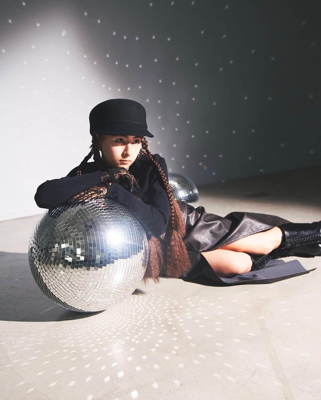 Julia Castroさんのインスタグラム写真 - (Julia CastroInstagram)「🖤🖤🖤 明日19時にYouTube集合お願いします♡ . #shining #mirrorball  #shooting #fashion  #hairstyle #blaze #autumn #fall #style #girlsstyle #fallfashion  #photography #camera #light #model #shootingday」10月25日 20時57分 - julia.c.0209