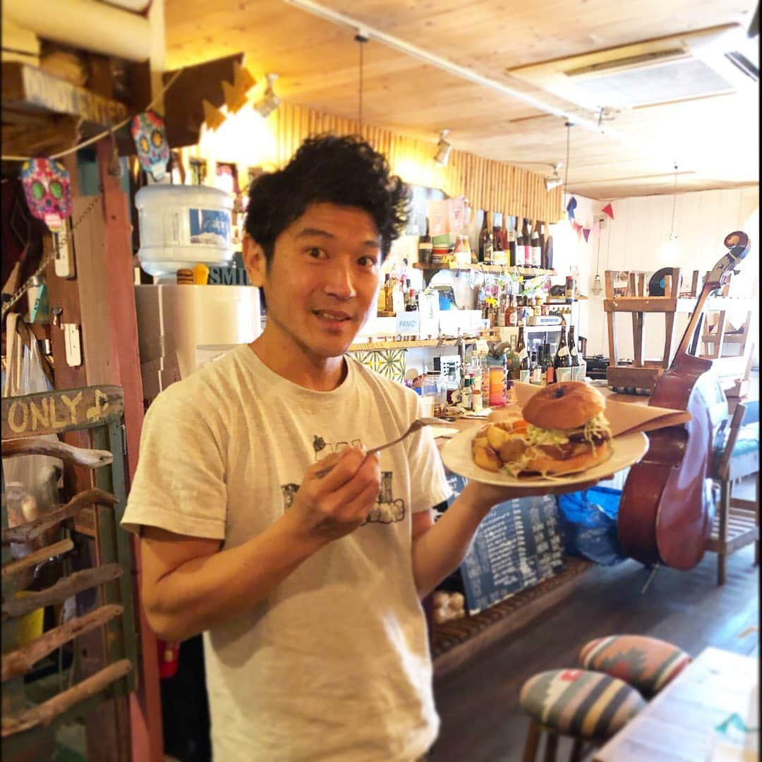 MONKYさんのインスタグラム写真 - (MONKYInstagram)「今日は横浜は高田の和田食堂でmonky sax classのグループレッスン♬  2時間で3曲をみっちりアンサンブルしてからのバーガー🍔&BEER🍻は至福の時間。  和田食堂でのグループレッスン、生徒募集してます。  SAXだけじゃなく、トランペットやトロンボーンなど管楽器ならオッケイ！  monkyオリジナルアレンジの楽譜で一緒にアンサンブルを楽しみましょ！  ちなみに今やってる曲は、椎名林檎「丸の内サディスティック」山下達郎「RIDE ON TIME」松田聖子「SWEET MEMORIES」  楽器が増えたらその人のレベルに合わせた楽譜を作ります。  12月20日には和田食堂でイベントも予定してます。  みんなで一緒に音を重ねる楽しさは格別ですよ〜  次回のグループレッスンは11月8日と29日。 無料体験レッスンもあるのでお気軽に参加してねー！  渋谷BYGで個人レッスンもやってます。こちらの無料体験レッスンは10日と24日です。 どちらとも興味ある方はこちらから！  https://ienaga2020.com/contact/  インスタの方は僕のプロフィールに貼ってあるリンクツリーから問い合わせにメール下さい。  経験不問、初心者も大歓迎。  芸術の秋、始めるなら今だ！！」10月25日 20時57分 - ____monky____