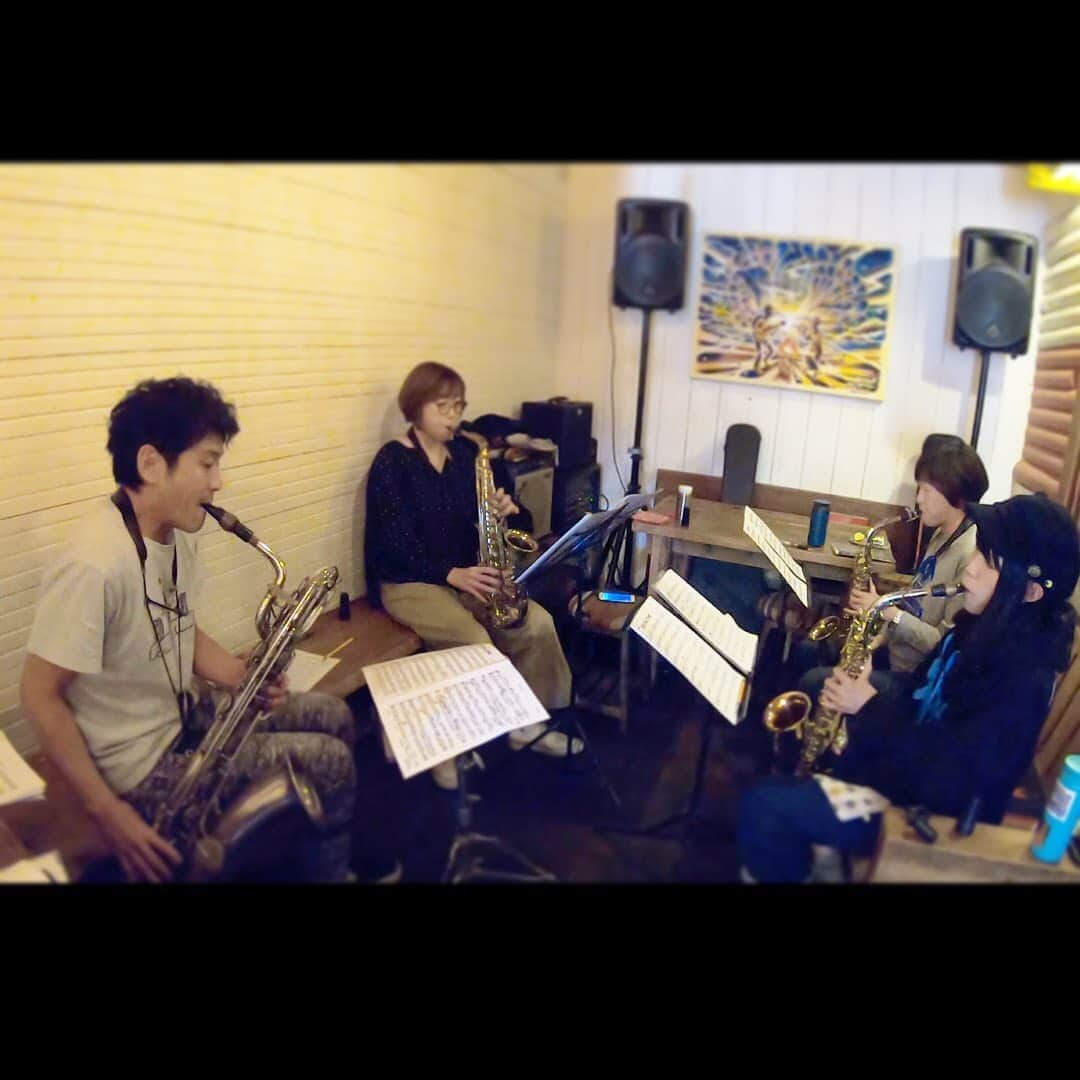 MONKYさんのインスタグラム写真 - (MONKYInstagram)「今日は横浜は高田の和田食堂でmonky sax classのグループレッスン♬  2時間で3曲をみっちりアンサンブルしてからのバーガー🍔&BEER🍻は至福の時間。  和田食堂でのグループレッスン、生徒募集してます。  SAXだけじゃなく、トランペットやトロンボーンなど管楽器ならオッケイ！  monkyオリジナルアレンジの楽譜で一緒にアンサンブルを楽しみましょ！  ちなみに今やってる曲は、椎名林檎「丸の内サディスティック」山下達郎「RIDE ON TIME」松田聖子「SWEET MEMORIES」  楽器が増えたらその人のレベルに合わせた楽譜を作ります。  12月20日には和田食堂でイベントも予定してます。  みんなで一緒に音を重ねる楽しさは格別ですよ〜  次回のグループレッスンは11月8日と29日。 無料体験レッスンもあるのでお気軽に参加してねー！  渋谷BYGで個人レッスンもやってます。こちらの無料体験レッスンは10日と24日です。 どちらとも興味ある方はこちらから！  https://ienaga2020.com/contact/  インスタの方は僕のプロフィールに貼ってあるリンクツリーから問い合わせにメール下さい。  経験不問、初心者も大歓迎。  芸術の秋、始めるなら今だ！！」10月25日 20時57分 - ____monky____