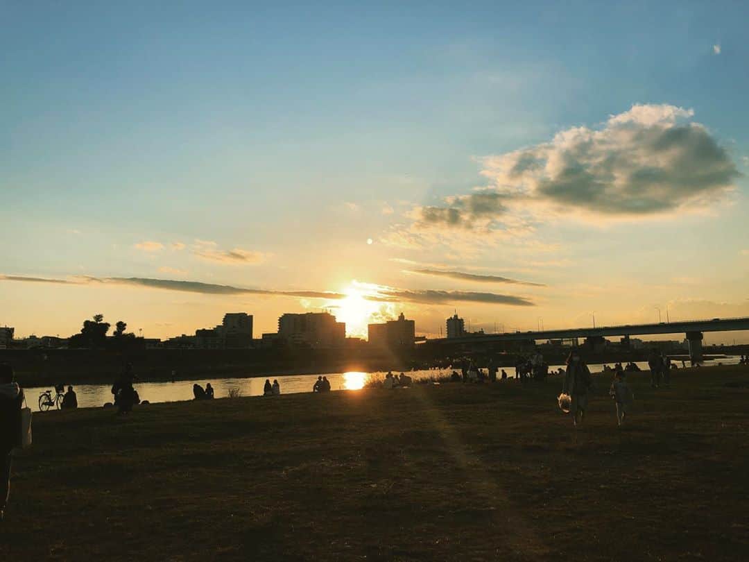 のインスタグラム：「. . この時間のお散歩が好き。 . . #walk #river #sky #sunset #holiday #weekend #goodday #休日 #散歩 #夕焼け #空 #良い日」