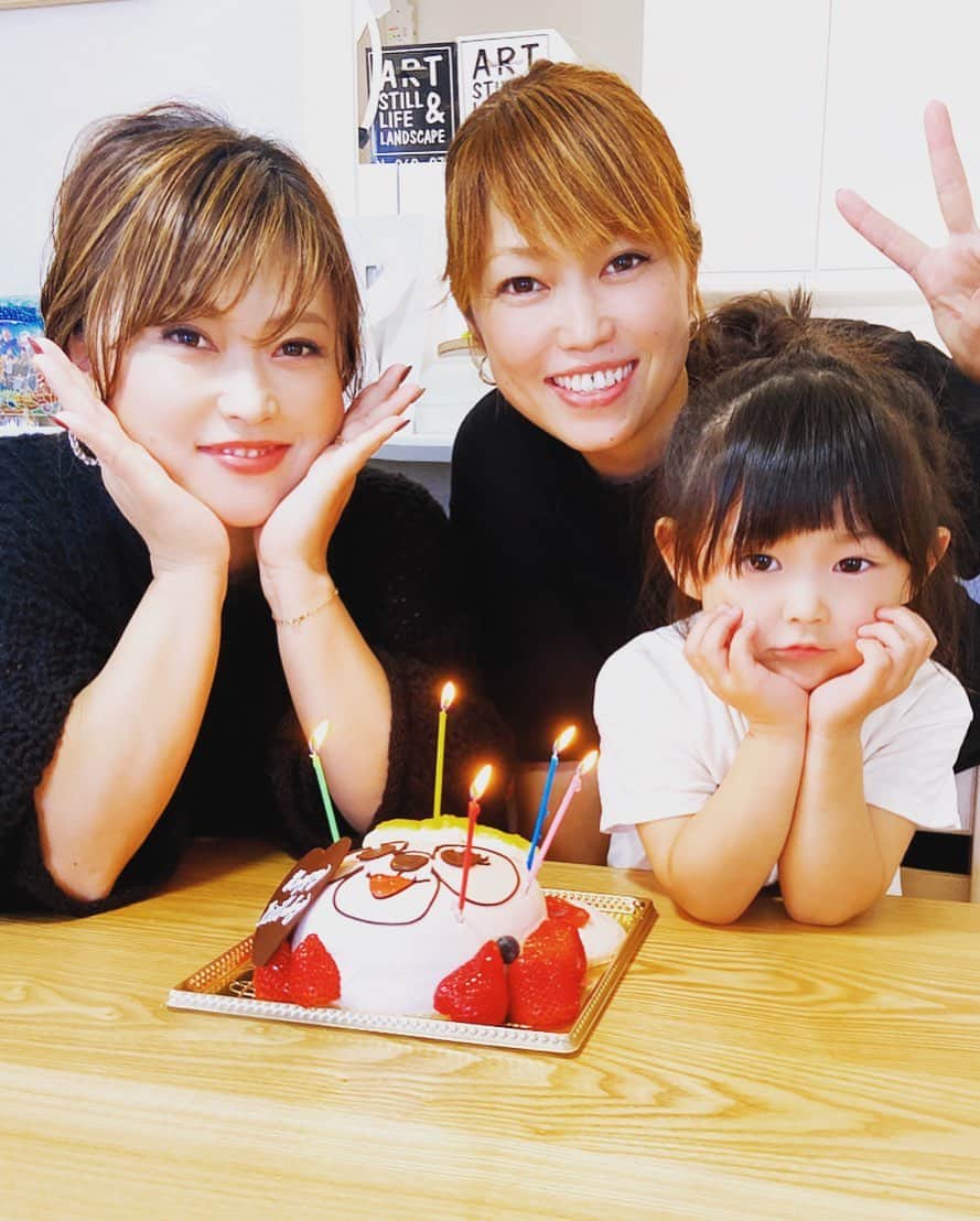 大菅小百合さんのインスタグラム写真 - (大菅小百合Instagram)「誕生日前前祝い❤️笑 ただただケーキが食べたくて🎂✨ 今年も無事に誕生日が迎えられますよーに😍 残りわずかな30代…ゾッとする〜😂笑 ・ ・ ・ #お誕生日2日前祝い #10月27日が本祝い #３つ下の妹と同じ誕生日 #予定日は違ったから本当に偶然 #娘はろうそく消すのが大好き #歌も歌ってくれました #ありがとう」10月25日 20時57分 - sayuriosuga1027