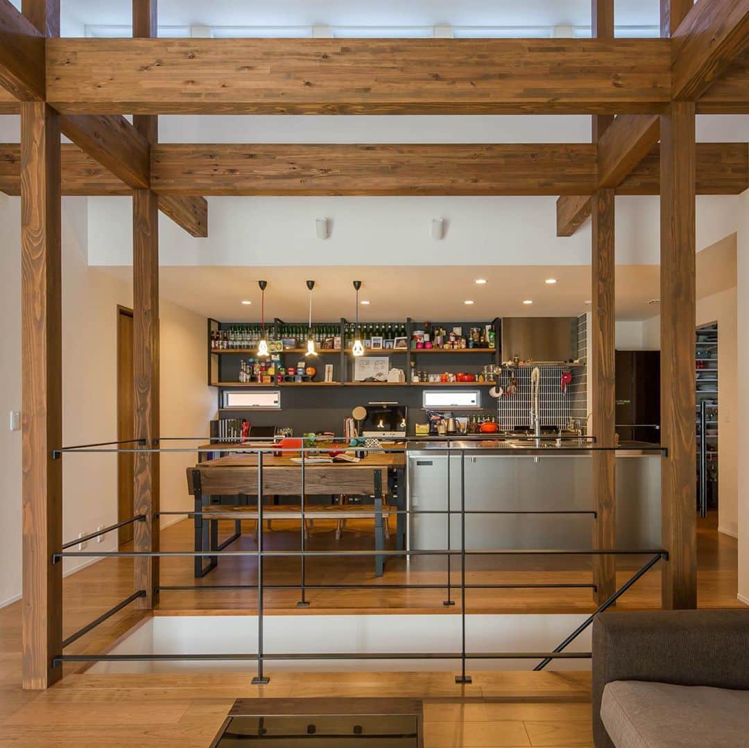 ルポハウス一級建築士事務所さんのインスタグラム写真 - (ルポハウス一級建築士事務所Instagram)「・ ・  ・ ステンレスの艶やかなキッチンに合わせたのはオブジェのような水栓。 ・ この場を中心にして家族やゲストがにぎわう風景が目に浮かぶ楽しい予感の漂う空間。 ・ ・ ・ ルポハウスの施工事例をもっと見てみたい方は こちらまで☞ @reposhouse ・ #ルポハウス は#ちょっとかっこいい家 を"友人のために"という思いでつくっています。 ・ 一生に一度の#マイホーム。 「あなたにしかできない」×「ルポハウスだからできる」で、私たちだけの#家づくり を思いっきり楽しんでみませんか？！ ・ ・ ・ #家 #インテリア #住宅 #注文住宅  #新築一戸建て #デザイナーズ住宅 #一級建築士事務所 #設計事務所 #instahouse  #滋賀 #大津 #草津 #栗東#キッチンインテリア #ステンレスキッチン #ステンレス天板 #タッチレス水栓#グローエ水栓」10月25日 20時57分 - reposhouse