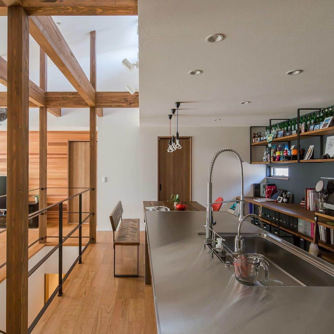 ルポハウス一級建築士事務所さんのインスタグラム写真 - (ルポハウス一級建築士事務所Instagram)「・ ・  ・ ステンレスの艶やかなキッチンに合わせたのはオブジェのような水栓。 ・ この場を中心にして家族やゲストがにぎわう風景が目に浮かぶ楽しい予感の漂う空間。 ・ ・ ・ ルポハウスの施工事例をもっと見てみたい方は こちらまで☞ @reposhouse ・ #ルポハウス は#ちょっとかっこいい家 を"友人のために"という思いでつくっています。 ・ 一生に一度の#マイホーム。 「あなたにしかできない」×「ルポハウスだからできる」で、私たちだけの#家づくり を思いっきり楽しんでみませんか？！ ・ ・ ・ #家 #インテリア #住宅 #注文住宅  #新築一戸建て #デザイナーズ住宅 #一級建築士事務所 #設計事務所 #instahouse  #滋賀 #大津 #草津 #栗東#キッチンインテリア #ステンレスキッチン #ステンレス天板 #タッチレス水栓#グローエ水栓」10月25日 20時57分 - reposhouse