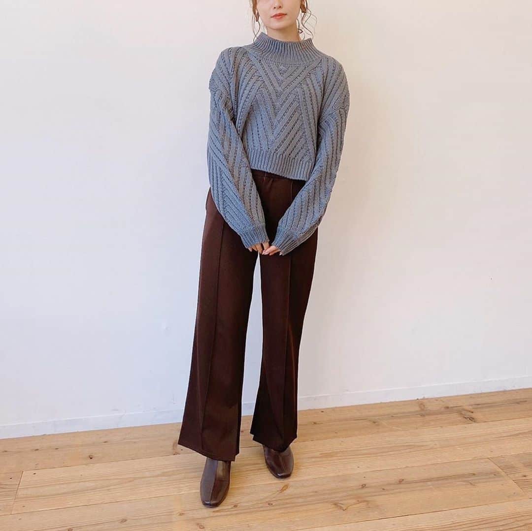 Vannie Officialのインスタグラム：「⠀ 【VANNIE U 　 ハイネックぽこぽこショートニット】3,500+tax ⠀  すっきり丈でバランス神ニット♡  ⠀ 《styling》 凹凸のある表面と他にはない編み柄でかわいさUP♡ 秋冬のスタイリングに欠かせないニットプルオーバーが登場♪ さっぱりとデニム合わせはもちろん、ボリュームスカートやレザーボトムとの相性も◎ ブラウスやカットソーの上に着て、インナーの裾を出したレイヤードスタイルもおすすめ！  ⠀ 《detail》 ハイネックとボリューム袖がトレンドライクな雰囲気を演出します♪ コンパクトなサイズ感ながら全面に施された大胆な編地で存在感抜群の1枚に仕上げました◎ 着丈が短めなので重たくならずすっきりとしたスタイリングが楽しめます！  ⠀ 《fabric》 チクチク感のない暖かい風合いのニット使用 ⠀ ⠀ ⠀ #vannie_u#ヴァニーユー #ZOZOでしか買えない⠀⠀ お問い合わせはDMまでご連絡ください‪‪☺︎‬」