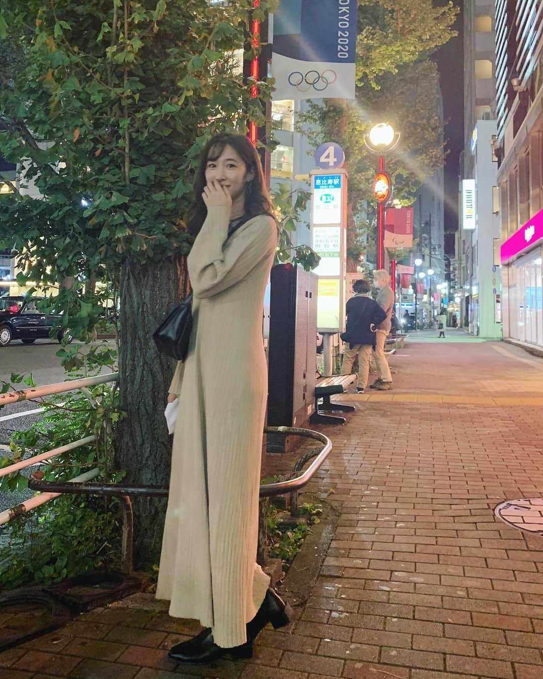 吉田友利恵のインスタグラム：「@lanvin_en_bleu_womens 前髪。。。🤦‍♀️(笑) 身長が170ある私にとって この丈感は本当に最高なのよ〜☺︎ 写真は無いけどベルトもついてるから 2wayで楽しめるんだ🥺 袖のデザインもタイプすぎる。。 (2枚目以降のが形分かり易いです(笑) ちなみにバッグは @adametrope さんので、 多分4.5年使ってる気がする🤔 にしても、里菜に撮ってもらって めちゃめちゃ笑顔だな私。 #ランバンオンブルー #lanvinenbleu #ゆりえわんぴぃす」