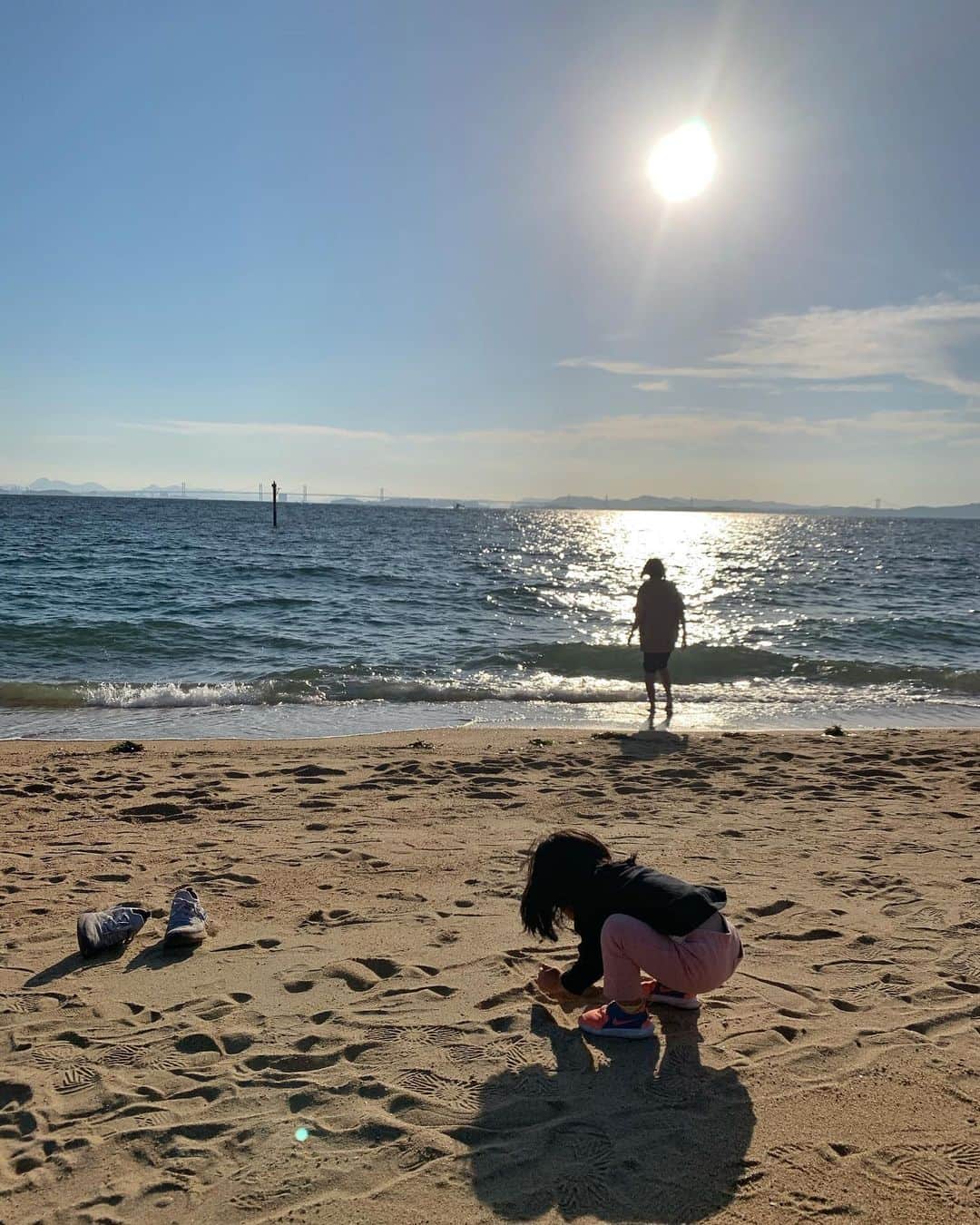 斎藤寛子さんのインスタグラム写真 - (斎藤寛子Instagram)「末っ子は生まれて初めての海でした🏖水際まで行くのは怖かったみたい。可愛いなぁ🥰. . お姉ちゃんは、末っ子のとお出かけがとにかく楽しい時期みたいで、 とにかくいつも一緒に遊んでくれる。本当に助かる🙏❤️. . 夕方の海の写真は全部逆光になっちゃったけど😂今日のこと、ブログ書きました😊. . #family #sea」10月25日 21時00分 - hiroko4life