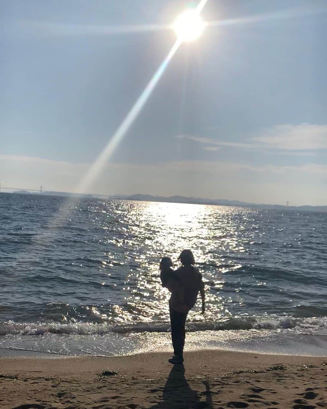 斎藤寛子さんのインスタグラム写真 - (斎藤寛子Instagram)「末っ子は生まれて初めての海でした🏖水際まで行くのは怖かったみたい。可愛いなぁ🥰. . お姉ちゃんは、末っ子のとお出かけがとにかく楽しい時期みたいで、 とにかくいつも一緒に遊んでくれる。本当に助かる🙏❤️. . 夕方の海の写真は全部逆光になっちゃったけど😂今日のこと、ブログ書きました😊. . #family #sea」10月25日 21時00分 - hiroko4life