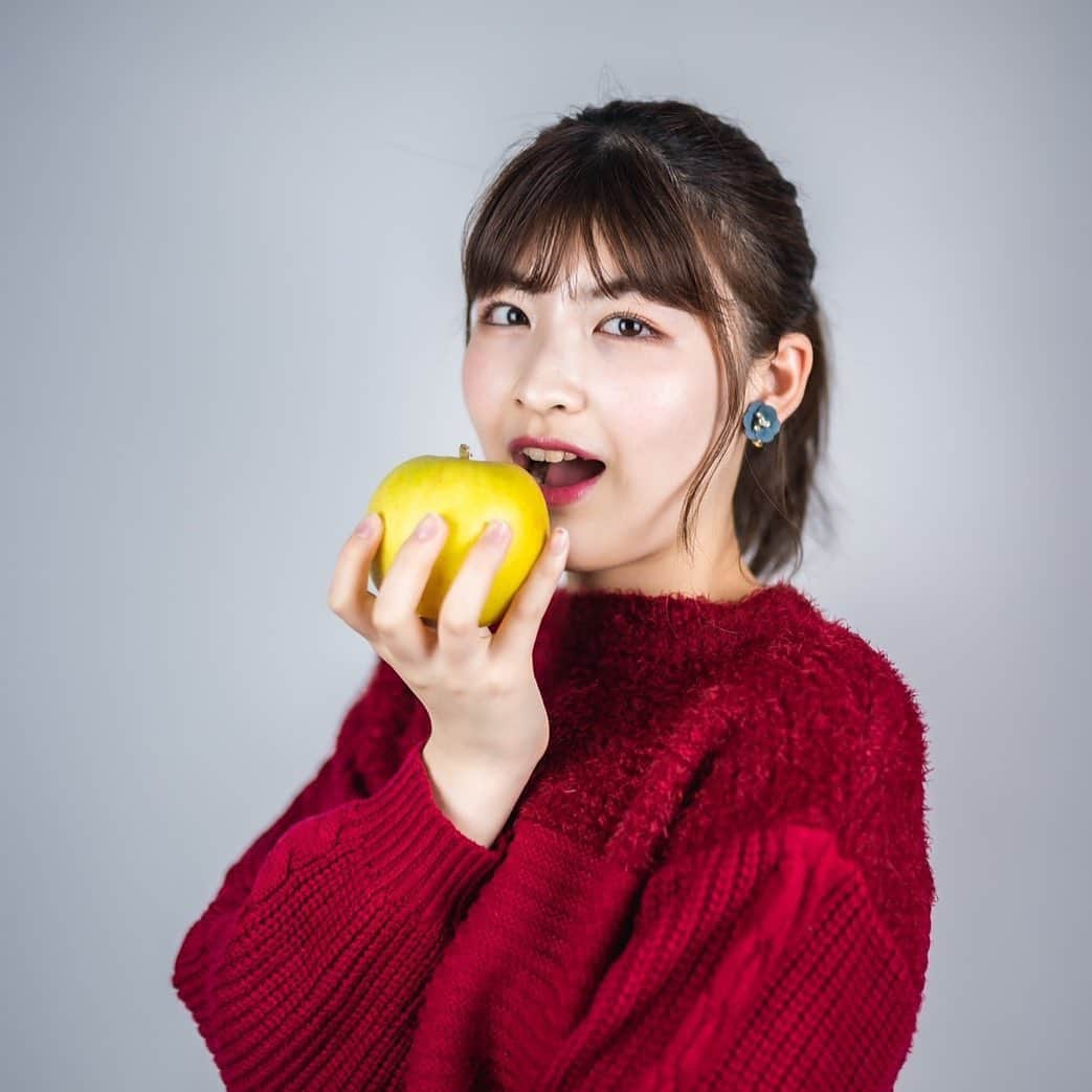 三谷美優のインスタグラム：「・ とてもいい写真を撮っていただきました🍏  本日もプロフィールのURLから投票よろしくお願いします！！  #ミスコン #ミスコンファイナリスト #ミスコン2020 #ミスコレ #ミス日大 #ミス日大経済 #日大 #被写体モデル #被写体 #撮影 #撮影モデル #ポートレート #ポートレート撮影 #ポートレートモデル」