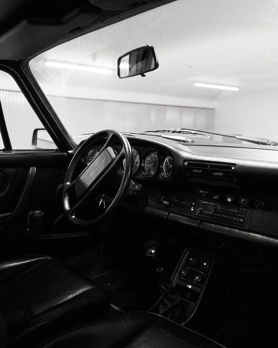 Porscheさんのインスタグラム写真 - (PorscheInstagram)「Parked life. (📸 @matthijspouw/@lostercone) #PorscheMoment」10月25日 21時01分 - porsche