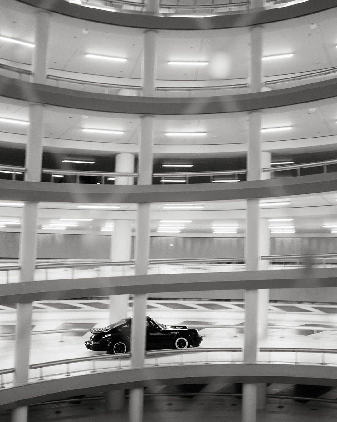 Porscheさんのインスタグラム写真 - (PorscheInstagram)「Parked life. (📸 @matthijspouw/@lostercone) #PorscheMoment」10月25日 21時01分 - porsche