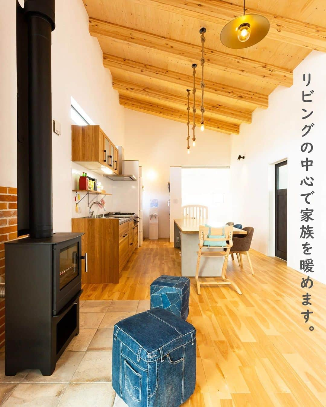 321houseさんのインスタグラム写真 - (321houseInstagram)「【321HOUSEの薪ストーブシリーズ☆】 ①リビングの中心に設置した薪ストーブが部屋全体を暖めます。 薪ストーブの下と後ろの壁にはタイルを設置♪ 漆喰壁とタイルがよく合います。 薪ストーブ：Heta/ｲﾝｽﾊﾟｲｱ45H　ｱｲｱﾝ 薪ストーブ下：名古屋ﾓｻﾞｲｸ/AST-R7010 壁：名古屋ﾓｻﾞｲｸ/KO-ﾚｯﾄﾞS ②LDKには薪ストーブがあります。 照明や手摺りなどをブラックで統一していますのでインテリアに溶け込みます。 薪ストーブの床と背面の壁をタイルにしています。 薪ストーブ床：ｱｲｺｯﾄﾘｮｰﾜ / MD-300M / 88 薪ストーブ背面壁：名古屋ﾓｻﾞｲｸ / KOﾚｯﾄﾞS ③モデルハウスの土間エントランスにも薪ストーブがあります。 エントランスには椅子が置いてあり、薪ストーブの前でゆったりすることが出来ます。 もっと寒くなると実際に火を入れますので、ご興味のある方はぜひご来場くださいね♪ . . その他の写真、321HOUSE開催のイベント詳細などはプロフィール画面の【@321house】よりHPへお進みいただくとご覧になれます🙂 ----------------------- photo ☞  @321house ----------------------- 資料請求 ☞ @request_321 ----------------------- . #薪ストーブ#薪ストーブのある暮らし#薪ストーブのある家#ldk#リビング#エントランス#土間のある暮らし#家づくりアイデア#シンプルな暮らし#自然素材の家#注文住宅#321ハウス#321house#広島注文住宅#自然素材の家づくり」10月25日 21時02分 - 321house