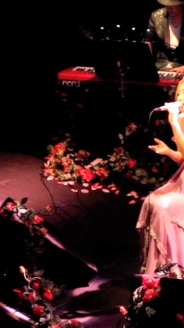 Tiaraのインスタグラム：「﻿ ﻿ 2012年のSpring Live Tourドキュメントのショートバージョン❣️﻿ ﻿ 3枚目のアルバム「Flower」にちなんで、ステージ装飾もお花いっぱいにしたいなと思ってお花に拘った手作り感満載なツアーでした(^^)﻿ ﻿ 久しぶりに見てみて、胸がじ〜んと熱くなったなぁ。。。﻿ ﻿ ファンクラブ会員さんの中で当選された方と終演後にお話をさせていただいたり、名古屋では手羽先の食べ方に戸惑ったり(笑)今でも鮮明に覚えています。﻿ ﻿ ライブで会ったみなさんは、元気にしているかな？﻿ ﻿ しばらくライブができていないということで（汗）💦﻿ ﻿ まだ観たことがない方は、ドキュメントを楽しんで頂けたら嬉しいです。﻿ ﻿ 全編はYouTubeのTiaraチャンネルをチェックしてみてくださいね✨﻿ ﻿ #手羽先食べた〜い！！！﻿ #全編はYouTubeにて﻿ #Tiara10thAnniversary」