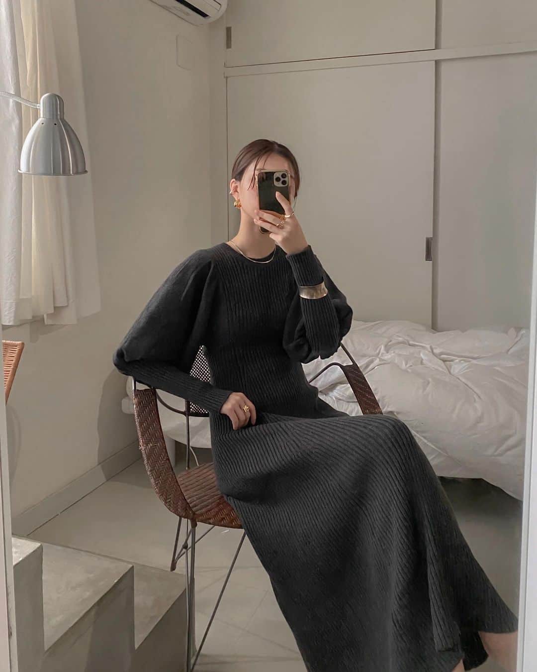 影山可蓮のインスタグラム：「・ ・ Ootd ☕️ ・ ・ 今日のお洋服💭 ボリュームスリーブに細見えウエストでめちゃくちゃスタイルアップなニットワンピがめちゃよき🤍 ・ ・ 🏷 DRESS @lagunamoon_com  ACC @aroq_official  ・ ・ #outfit #ootd  #instafashion #minimalstyle #minimalfashion #classicstyle #simpleoutfit #everydaylook  #コーデ #コーディネート #今日のコーデ #私服  #karen_k_outfit」