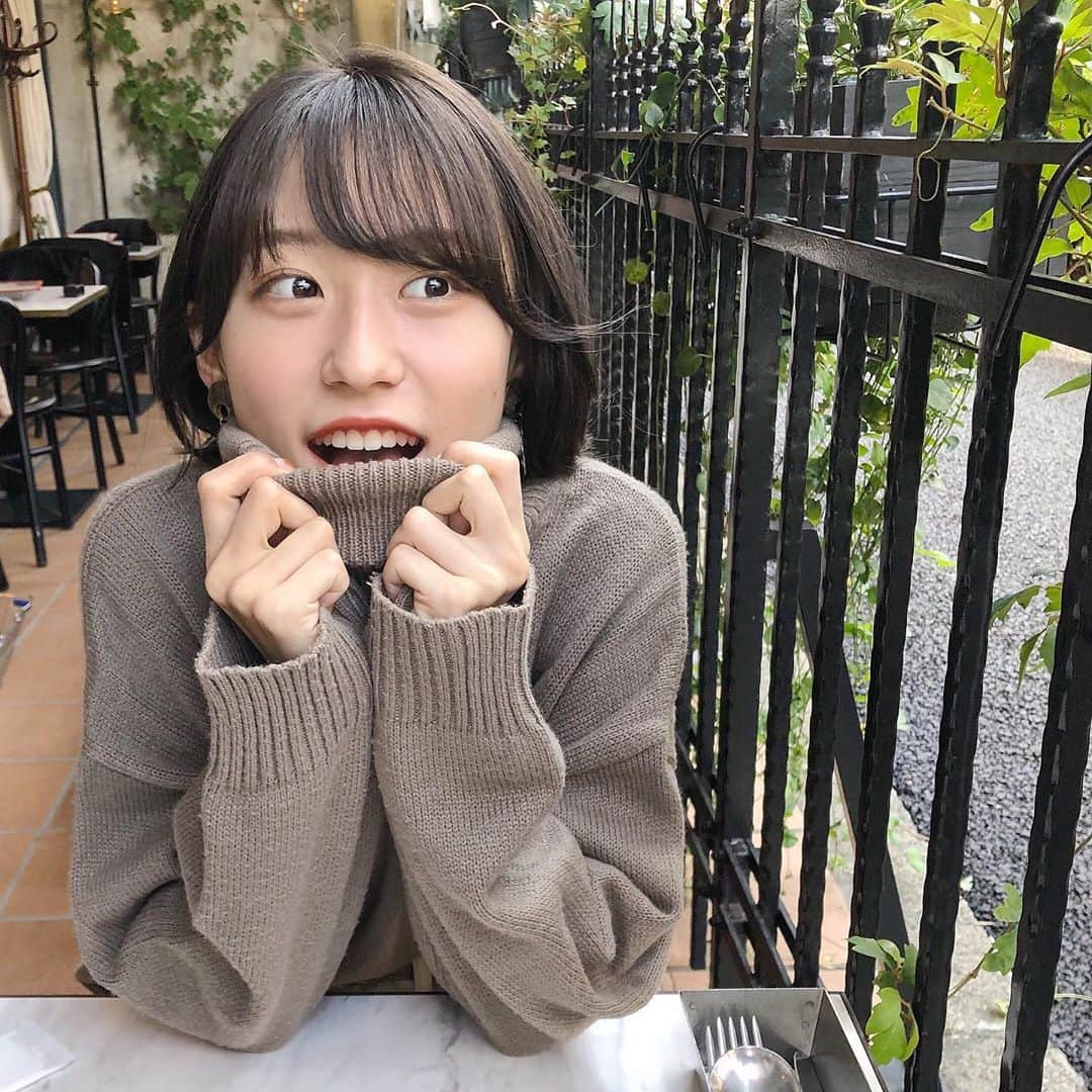 山口柚香さんのインスタグラム写真 - (山口柚香Instagram)「注文して待ってるとき💭  たくさん撮ってもらったので、たくさん載せちゃう🥰  #cafegitane #gitane #ebisucafe #ebisulunch #カフェランチ #ランチプレート #エッグベネディクト #エッグベネディクトプレート #恵比寿グルメ #恵比寿カフェ #恵比寿ランチ #秋コーデ #ハイネックニット #ブラウンコーデ #ニットコーデ #テラス席 #テラス席があるお店 #ショート#ショートヘア#ボブ#ショート女子#ナチュラルメイク #サロモ#ショートスタイル #サロモ撮影 #ショートボブ #マッシュショート」10月25日 21時05分 - mizucon2020_no1