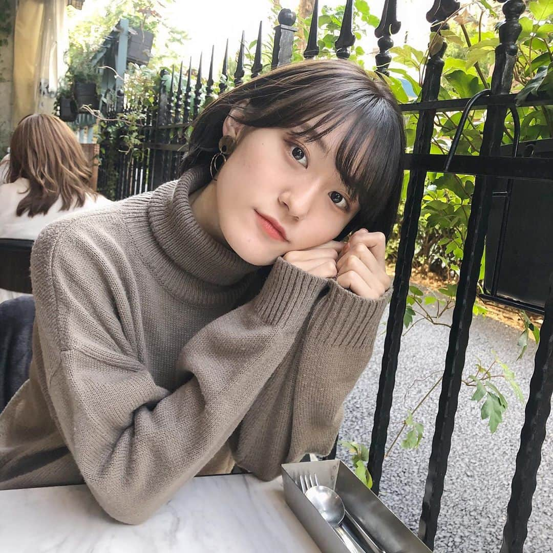 山口柚香さんのインスタグラム写真 - (山口柚香Instagram)「注文して待ってるとき💭  たくさん撮ってもらったので、たくさん載せちゃう🥰  #cafegitane #gitane #ebisucafe #ebisulunch #カフェランチ #ランチプレート #エッグベネディクト #エッグベネディクトプレート #恵比寿グルメ #恵比寿カフェ #恵比寿ランチ #秋コーデ #ハイネックニット #ブラウンコーデ #ニットコーデ #テラス席 #テラス席があるお店 #ショート#ショートヘア#ボブ#ショート女子#ナチュラルメイク #サロモ#ショートスタイル #サロモ撮影 #ショートボブ #マッシュショート」10月25日 21時05分 - mizucon2020_no1