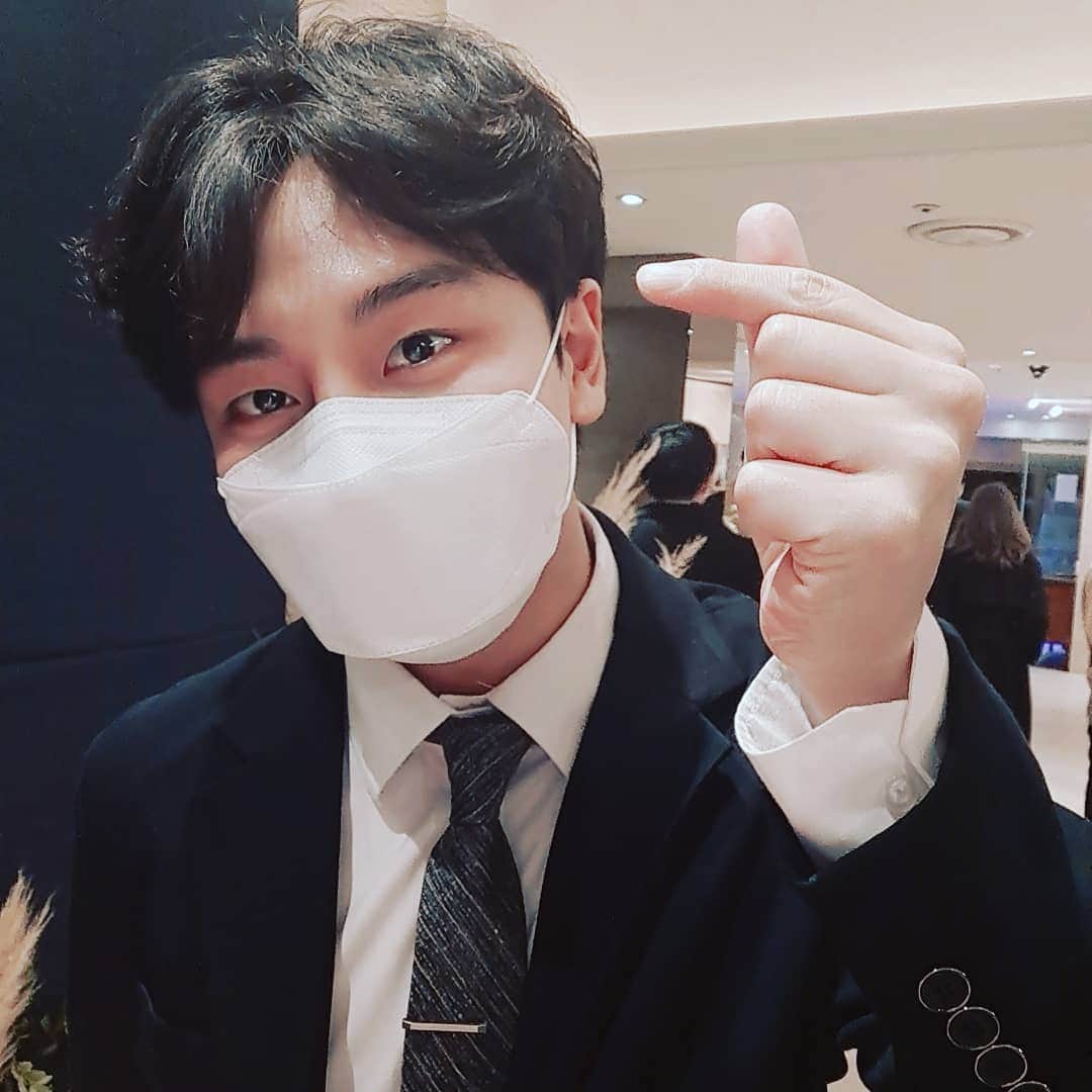 ハイトップのインスタグラム：「@jjang___admit 덕분에 저도 의미있는 챌린지에 동참하게 됐어요!  언제 어디서나 꼭꼭 마스크!  #서로위로챌린지 #수원  언제나 흥넘치는 @woodykim92 형이지만 세상 귀요미 @euijin_bigflo_daonez 쏴랑하는 내 칭구 @bakjihoon  코로나로 지치고 힘든 마음 조금이나마 덜 수 있도록 #서로위로챌린지 에 참여해주세요  <챌린지 참여 방법> 1.느슨해진 마스크를 위로⬆️ 올리고 2.코까지 올려쓴 마스크를 손하트❤️로 꾹 눌러주세요 3.그리고 그 모습을 #서로위로챌린지 #참여지역(ex.서울) 해시태그와 함께 인증해주세요  4.마지막으로 위로해주고 싶은 친구를 태그해서 서로의 마음을 위로👩‍❤️‍👨해주면 끝!」