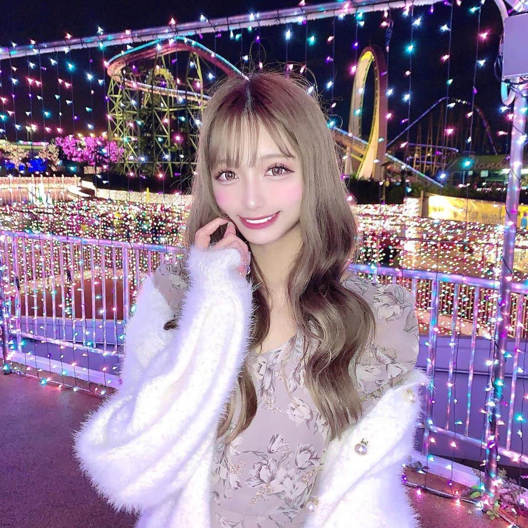 のインスタグラム：「今年もよみうりランドのジュエルミネーション行ってきたよ💎✨ めちゃくちゃ綺麗でいつ来ても感動😭😭園内入ってすぐの景色が大好き🥺✨ 私のイチオシは噴水ショー👏✨✨🌈🌈🌈 炎が上がったりプロジェクションマッピングとの融合で迫力が凄いから見に行って欲しいな🤩 どの乗り物乗る時も消毒、マスクは着用でコロナ対策もバッチリでした✨ よみうりランドの公Instagramがリニューアルされてオシャレになってるから見てみてね💎 @yomiuriland  #よみうりランド #ジュエルミネーション #ジュエルミネーション2020 #遊園地 #ハロウィン  #イルミネーション #イルミネーション2020 #噴水ショー #よみうりランドジュエルミネーション #プロジェクションマッピング #ライトアップ #観覧車 #コロナ対策」