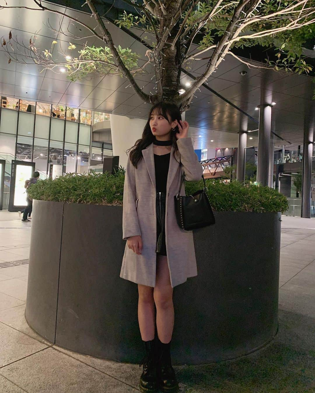 宮丸くるみさんのインスタグラム写真 - (宮丸くるみInstagram)「#くるみんコーデ   #outer ▷▶︎▷#ingni  #tops ▷▶︎▷#wego  #skirt ▷▶︎▷#jouetie  #shoes ▷▶︎▷#drmartens  #bag ▷▶︎▷#rosebud   ・ ・ ・  #リリバリ #lilyofthevalley #アイドル #idol #jk #17歳 #高校生 #ぱっつん前髪 #ロングヘア #私服 #コーデ #今日のコーデ #巻き髪 #黒髪 #シンプルコーデ」10月25日 21時22分 - k_r_m1225