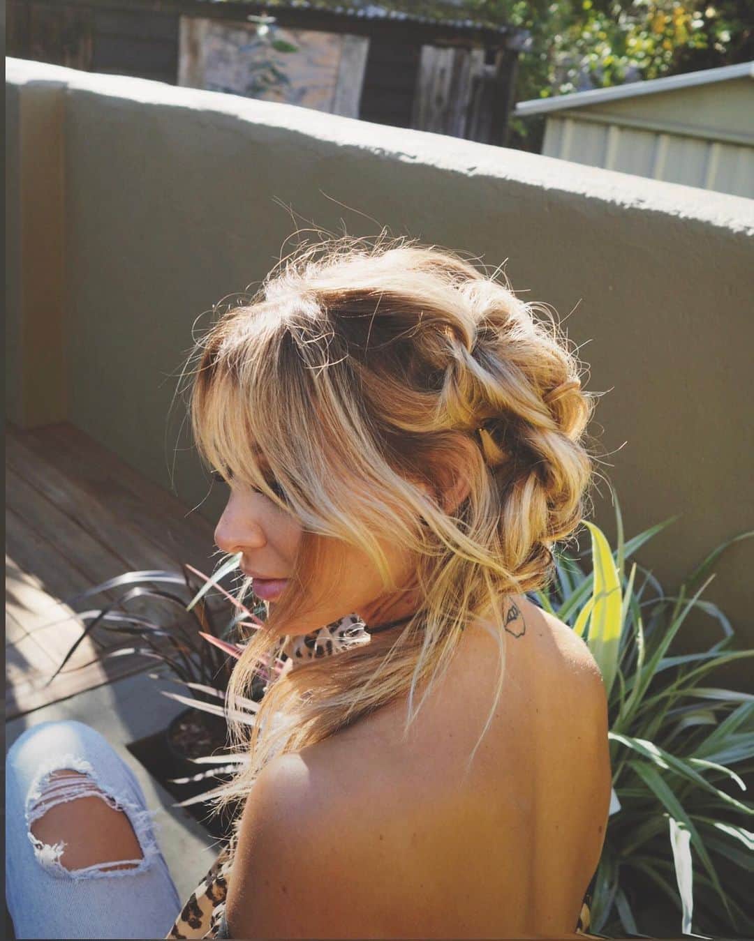 ルー・ティーズデールのインスタグラム：「Hairknots by @choccy_tv 🤍」