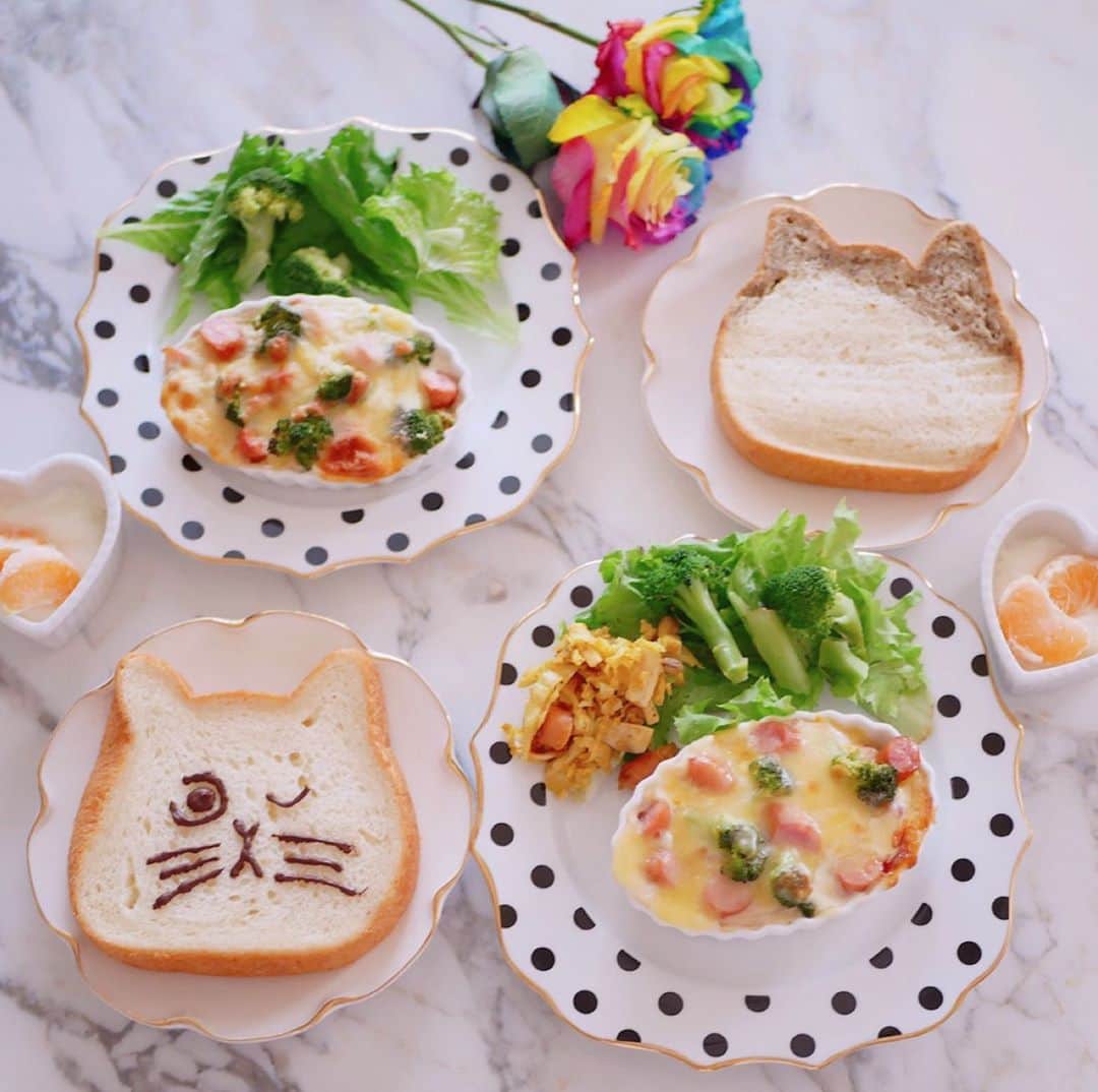 倉岡生夏のインスタグラム：「ねこトーストモーニング💓🐱 ・ ・ 気になってたねこトースト(名前あってるかな？)やっとgetできました❣️ ・ 一つはチョコペンで猫顔書いてみました✌️ ねこトースト色々なアレンジできそうだけど、最初だからシンプルに食べてみたよ〜❣️ パンの耳までおいしかった💓 ・ ・ お皿は @francfranc_life です⭐️ ・ うちのねこメリー柄も出てほしいなぁw🐱 ・ ・ ・  #おうちカフェ #デリスタグラマー #ねこ食パン  #愛され料理 #クッキングラム #おうちごはん記録  #猫好きさんと繋がりたい  #モーニングプレート  #可愛い猫  #食パンアレンジ  #delistagrammer  #breakfasttime  #toastbread  #catstagram」