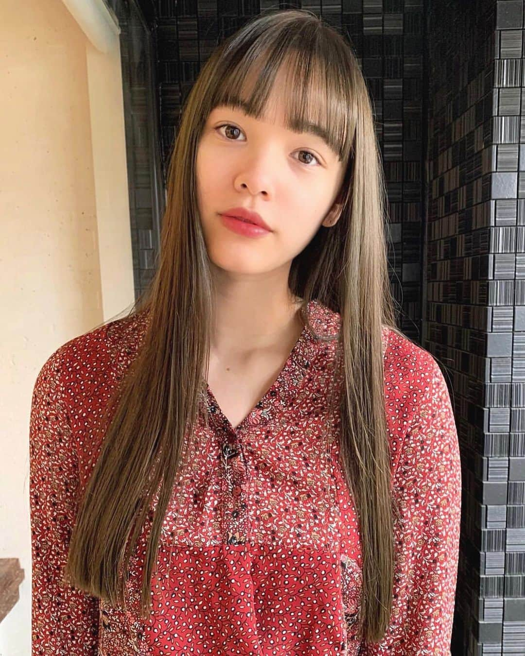 梅園アマンダのインスタグラム：「髪の毛を暗くしましたよ。 とても落ち着きます☺︎ . #ロングヘアー」