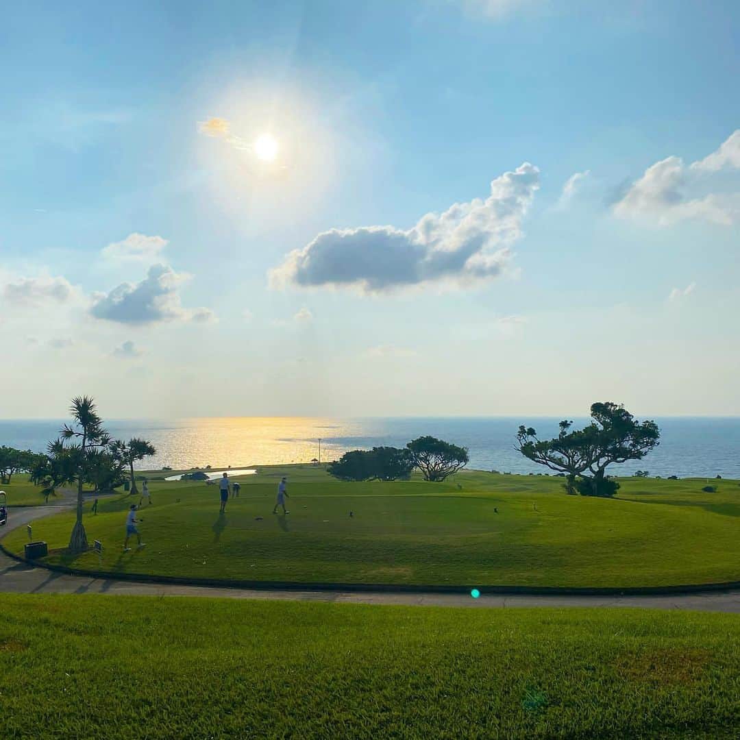 ゴルフ女子モデル【ゴルジョモ】さんのインスタグラム写真 - (ゴルフ女子モデル【ゴルジョモ】Instagram)「〈沖縄ゴルフ🏝💖〉 . 今回ご紹介させて頂きますのは❤️ ⛳️sayopipipi_golf❤さん〈 @sayopipipi_golf 〉の素敵なお写真📷✨ . 沖縄ゴルフ🏝💖 今年だけで沖縄のコースを4つも制覇したそうです😁✨✨ 絶景の中でラウンドできて羨ましいー❤️ . ⛳️sayopipipi_golf❤さん〈 @sayopipipi_golf 〉の素敵な投稿ありがとうございました😊📸✨ . △▼△▼△▼△▼△▼△▼△▼△▼△▼﻿⁠ ラウンド企画開催決定✨✨ ⛳️11月25日(水) ❤️ゴルフ女子❤️ @annadobashi  @golf_yoshimi  @nanoka_hagiwara  . ⛳️11月26日(木) ❤️ゴルフ女子❤️ @maaiai  @nana_golf  @yurie808golf  . ⛳️場所:神奈川カントリークラブ ⛳️時間:08:30頃～ ⛳️金額:24,800円～ （内訳） ・プレイ代金 ・ゴルフ女子と前半または後半9ホールを一緒にラウンド ・ハーフタイムで一緒にランチ ⛳️人数:各ゴルフ女子限定6名 ⛳️募集規定 ゴルフ初心者歓迎 当日はゴルフプロがいますので、ゴルフマナーに不安がある方も優しくサポートします ⛳️申込み方法:HPまたはDMからもOKです✨ . . △▼△▼△▼△▼△▼△▼△▼△▼△▼﻿⁠ @goljomo #ゴルジョモ #ゴルフ女子 #女子ゴルフ  #ゴルフウェア #ゴルフウエア #ゴルフファッション #ゴルフ #ゴルフコーデ  #ゴルフコンペ #コンペ  #ゴルフイベント  #ゴルフ日和  #インスタゴルフ #インスタゴルフ女子 #インスタゴルフ部 #インスタゴルファー  #ゴルフ仲間  #ゴルフスイング #トレーニング #トレーニング女子 #ゴルフ初心者 #ゴルフ男子 #ゴルフ楽しい #ゴルフ最高 #エンジョイゴルフ #ゴルフラウンド #ゴルフ場 #ゴルフコース #ゴルフ好き #ゴルフ大好き」10月25日 21時18分 - goljomo