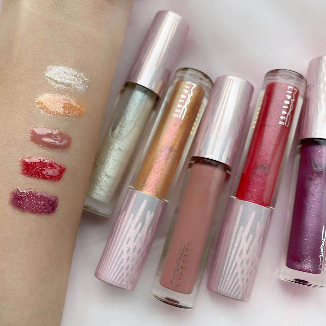 M∙A∙C Cosmetics Japanのインスタグラム：「ホリデーシーズンは口元にも輝きを✨5色の限定カラーは、どのカラーもガラスのような輝きを演出。冬の花火を連想させる限定パッケージです❄️ ㅤ ■リップガラス(限定5色／税込3,190円) 上から、 ☑︎スパーク ジョイ! ☑︎ブレイク ザ アイス ☑︎トゥインジーズ! ☑︎スノー イン ラブ ☑︎セット ミー オフ ㅤ #MACFrostedFirework #MACクリスマスコフレ2020 #MACHoliday #MACCosmeticsJapan #MACCosmetics #MAC #MACコスメ #マックコスメ#メイクプロセス#クリスマスコフレ2020#クリスマスコフレ#MACリップ#リップ#リップメイク#リップケア#リップグロス#ボリューム#ぷっくり#リップマニア#ツヤ#透明感#キラキラ#キラキラメイク#スウォッチ」