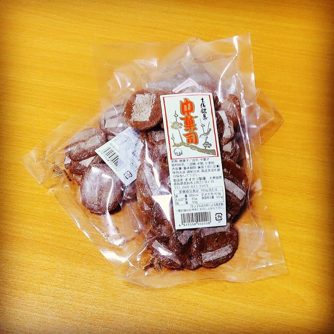 市川 翔乃亮のインスタグラム：「高知県の郷土菓子　中菓子(ちゅうがし)  最近ハマって実家から送ってもらった けど……作られている方がご高齢で、後継者も居なくてもう製造しないらしい 噛みしめながら頂きます🙏😭  #高知郷土菓子 #中菓子」