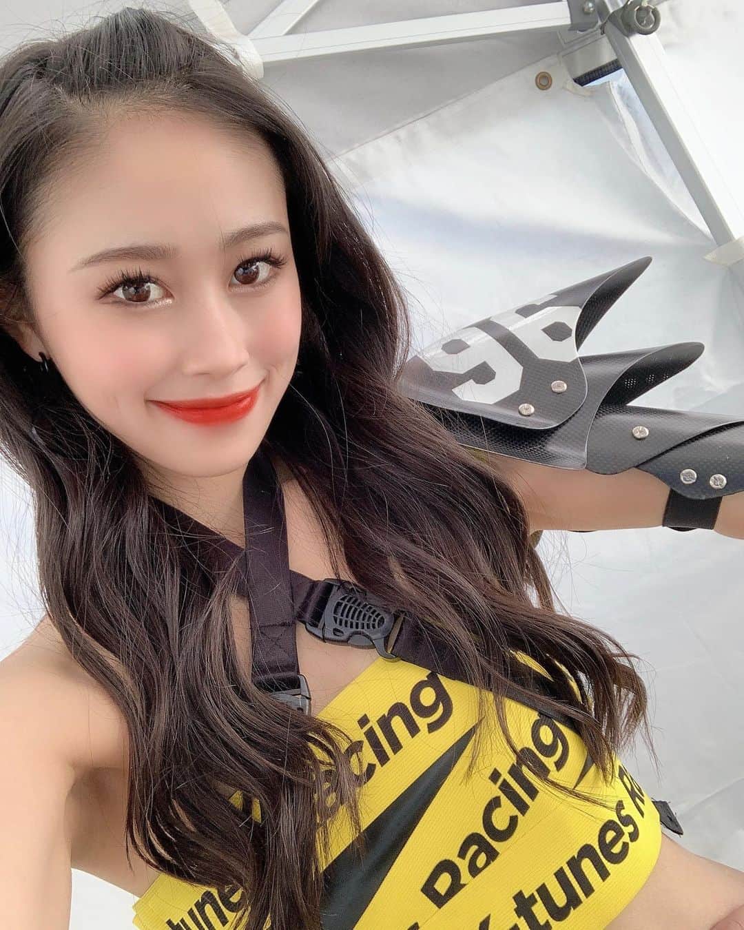 長沼南帆のインスタグラム：「スーパーGT Rd.6 ﻿ ポールポジションから5位で決勝を終えました。﻿ ﻿ ポールポジション、5位入賞に立ち会うことができて嬉しい☺️﻿ 今シーズンもあと2戦！早いなあ😌﻿ ﻿ 和気藹々とした雰囲気で団結力がどのチームよりもある96号車の応援引き続き宜しくお願いします😚﻿ ﻿ ﻿ そしてこの状況が早く緩和されますように。﻿ ﻿ ﻿ ﻿ ﻿ ﻿ #黒髪　#黒髪ロング　#rq #レースクイーン　#memory #黒髪ロングストレート　#秋　#秋服　#脚長コーデ　#supergt #スーパーgt ﻿ 　﻿#supergt2020 #鈴鹿サーキット　#コスプレ　#冬コス　#gt300」