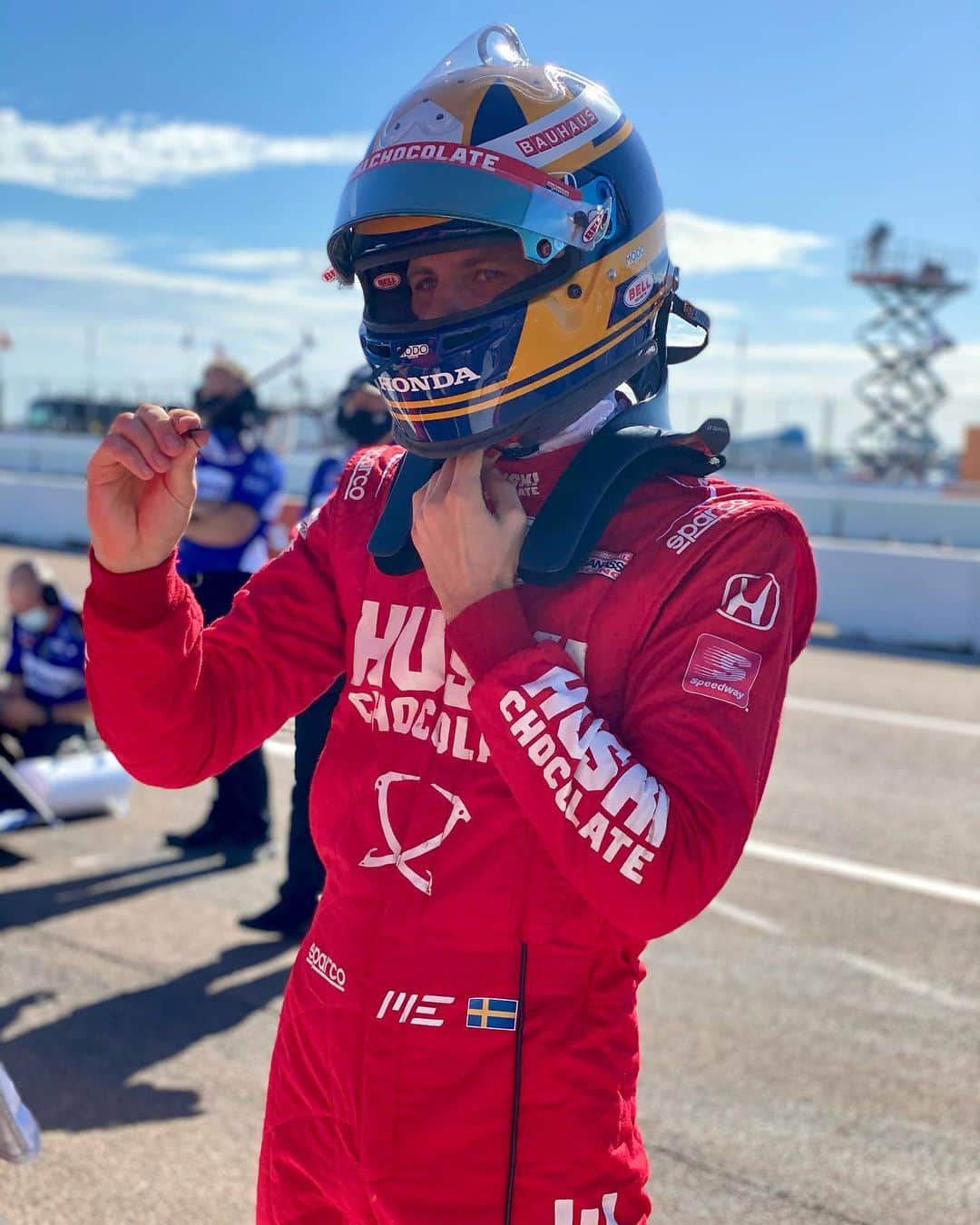 マーカス・エリクソンのインスタグラム：「Last race day of the year today @gpstpete . Lining up in P15 after another Q session with the hundredths not on my side... Ready to fight my way up the field 💪🏻! #ME8 #INDYCAR @huskichocolate @chipganassiracing @hondaracing_hpd」