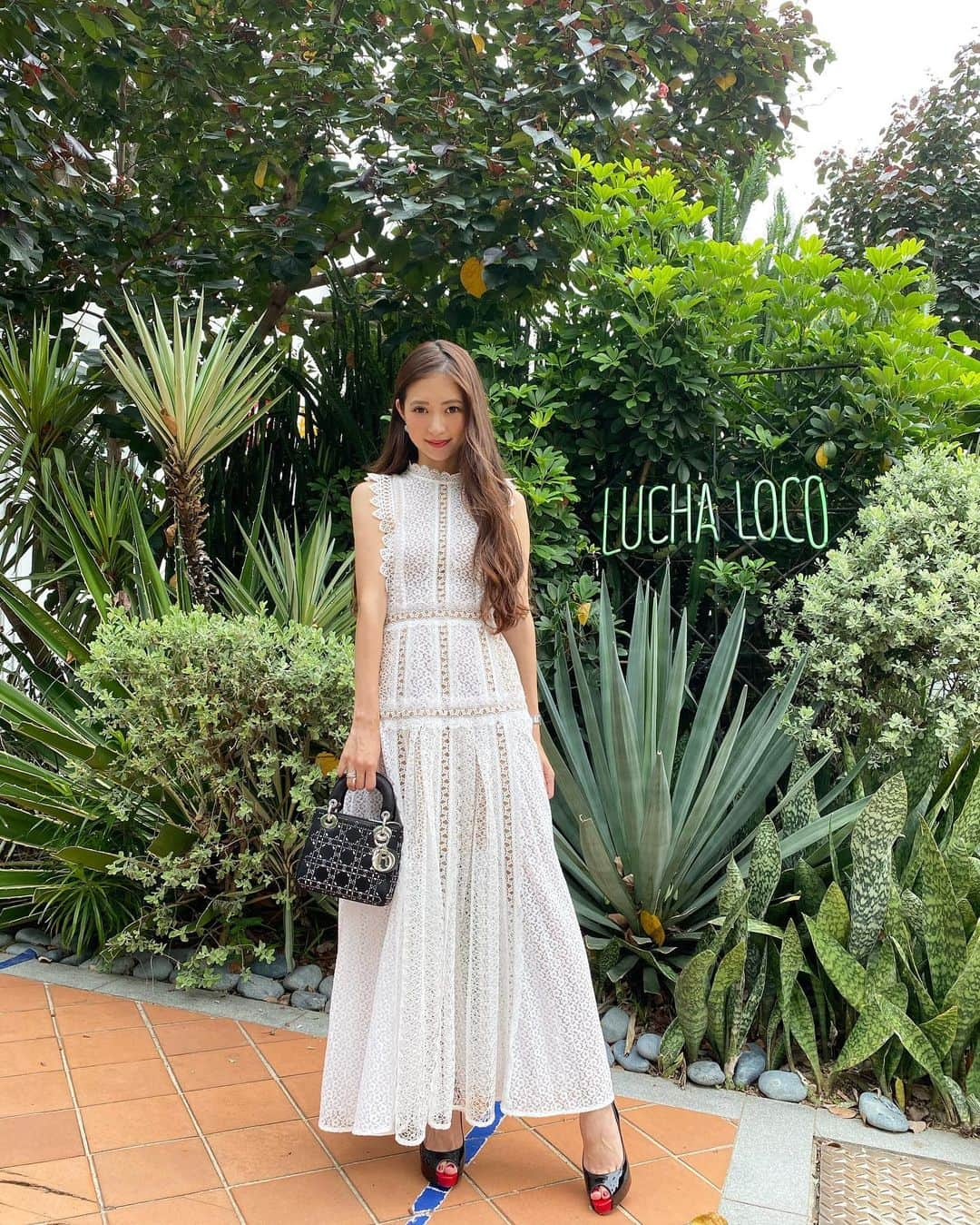 片山夏実のインスタグラム：「👗 onepiece @mrselfportrait  bag @dior  shoes @louboutinworld  . . . #singapore #シンガポール」