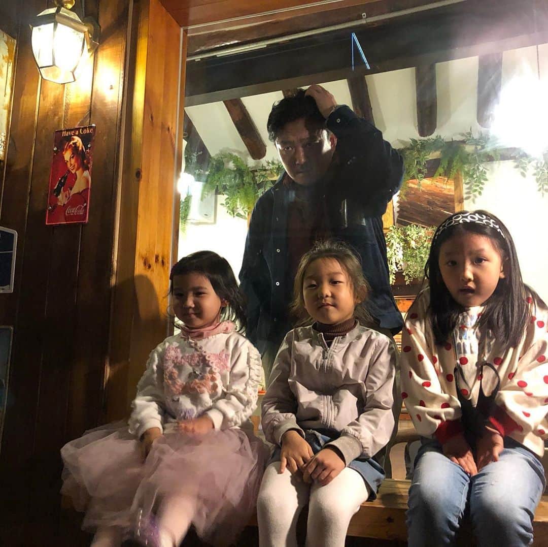 パク・ジョンチョルのインスタグラム：「삼촌들하구 언니들하구 넘나재미떠떠요^^ #삼촌 #돈많이벌어요 #장난감사주세욤😘🤗🙏🏻」