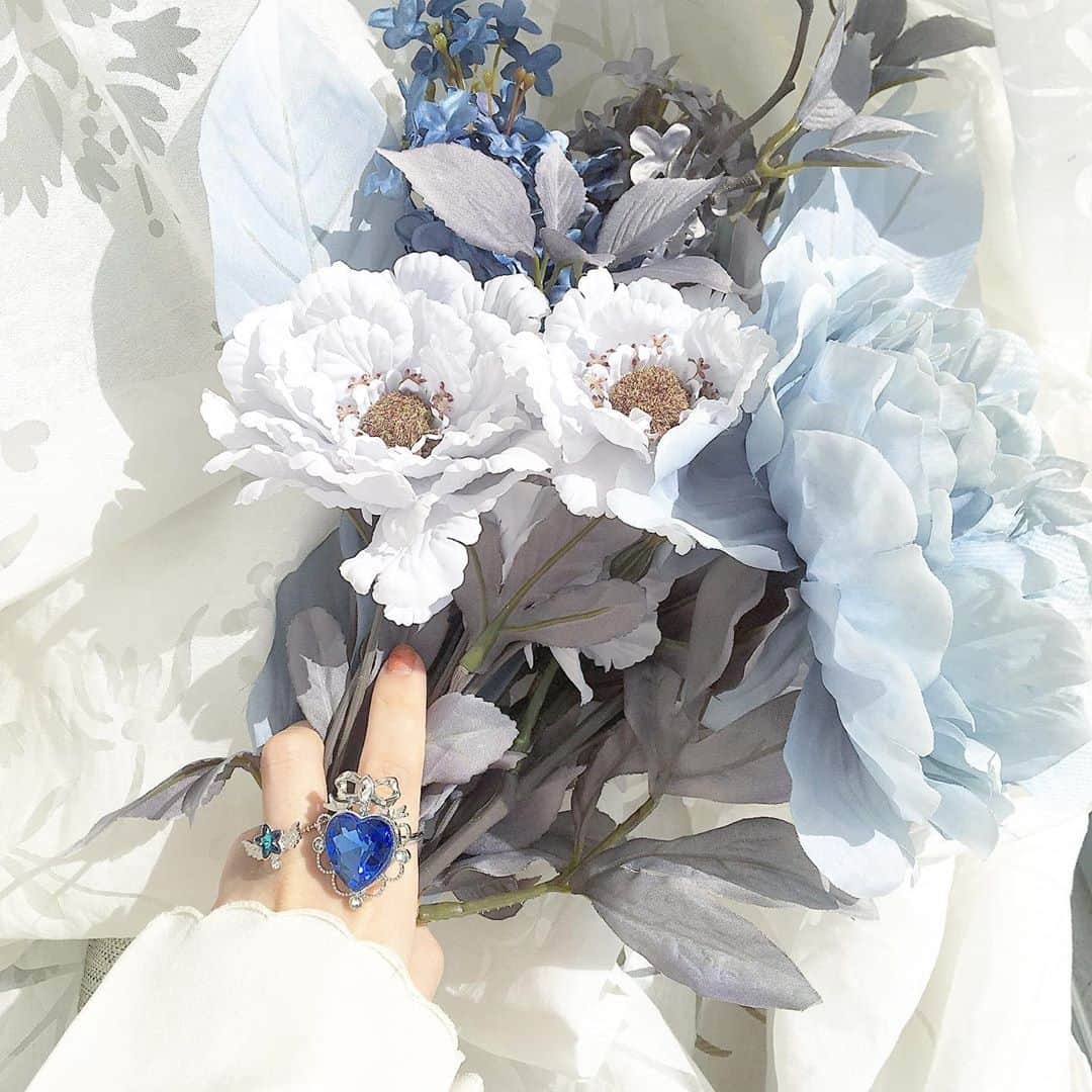 Fukiko-マルベリコさんのインスタグラム写真 - (Fukiko-マルベリコInstagram)「フランフランで買った大きいお花💠とリング💍  最近肌寒い…もう冬かな⛄️ 布団から出れないカタツムリになりかけてる🐌 けれど今年も残りあと少し、気合を入れ直して頑張ります🏃‍♀️  －－－－－－－－－－－－－－－－－  先日ご購入いただいた皆様、ありがとうございます😊🙇‍♀️ 入金確認順から発送作業を進めております。 なるべく早くにお手元にお届けできるよう頑張ります💪  ミンネにてまだ販売中のアクセサリーもございますのでぜひご覧ください🙇‍♀️ ㅤㅤㅤㅤㅤㅤㅤㅤㅤㅤㅤ ㅤㅤㅤㅤㅤㅤㅤㅤㅤㅤㅤㅤㅤ  ㅤㅤㅤㅤㅤㅤㅤㅤㅤㅤㅤㅤㅤ  #ハンドメイド  #指輪  #リング  #アクセサリー  #ミンネ  #ハンドメイドリング  #minne #accessory  #マルベリコ  #マルベリコ #リボン #推しカラー #推しのいる生活 #ハート #ブルー #フランフランのある生活  ㅤㅤㅤㅤㅤㅤㅤㅤㅤㅤㅤㅤㅤ」10月25日 21時24分 - palpitation03