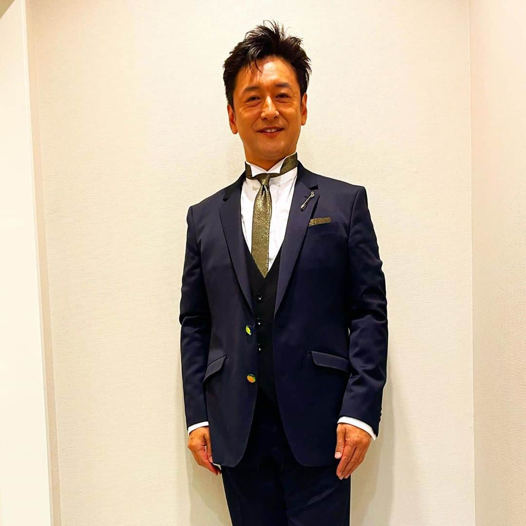 石丸幹二さんのインスタグラム写真 - (石丸幹二Instagram)「#NOSTAGENOLIFE! #ミュージカルを止めるな！  本日の公演も無事終了 お客様からたくさんの想いを受け取りました。私たちの愛も届きましたか？ 『ネバーランド』と『時が来た』を歌唱　1枚目の写真は『時が来た』の時のものです また劇場でお会いしましょう #石丸幹二」10月25日 21時25分 - team_kanji_ishimaru