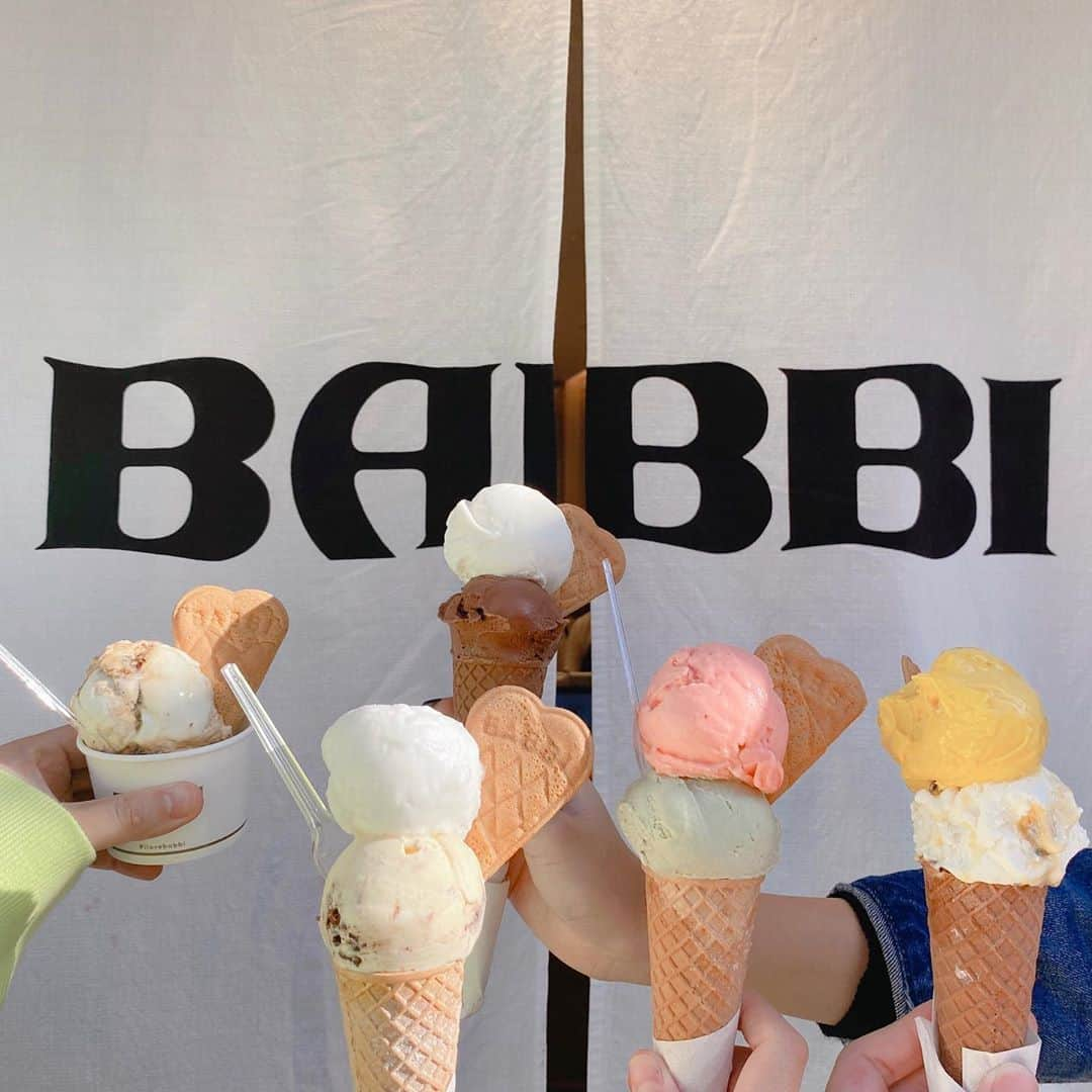 熱田久美さんのインスタグラム写真 - (熱田久美Instagram)「‪🍦‬BABBI GELATORIA KYOTO / 祇園四条〔京都〕 ------------------- みんなでアイス🍦♡ ちなみに1枚目が綺麗にまとまったけど みんなで写ろうとしたら、2枚目ごちゃごちゃに笑 #babbi 鴨川沿いにあるお店で、 種類も豊富で悩んじゃいました🍨💭 ・ #gelato #icecream #kyoto #バビ #京都 #京都カフェ #河原町カフェ  #四条カフェ #祇園カフェ #祇園四条 #鴨川 #アイスクリーム」10月25日 21時25分 - kuumi1125