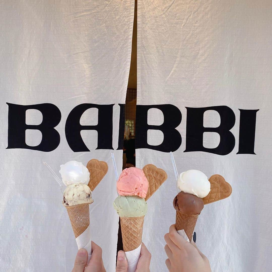 熱田久美さんのインスタグラム写真 - (熱田久美Instagram)「‪🍦‬BABBI GELATORIA KYOTO / 祇園四条〔京都〕 ------------------- みんなでアイス🍦♡ ちなみに1枚目が綺麗にまとまったけど みんなで写ろうとしたら、2枚目ごちゃごちゃに笑 #babbi 鴨川沿いにあるお店で、 種類も豊富で悩んじゃいました🍨💭 ・ #gelato #icecream #kyoto #バビ #京都 #京都カフェ #河原町カフェ  #四条カフェ #祇園カフェ #祇園四条 #鴨川 #アイスクリーム」10月25日 21時25分 - kuumi1125