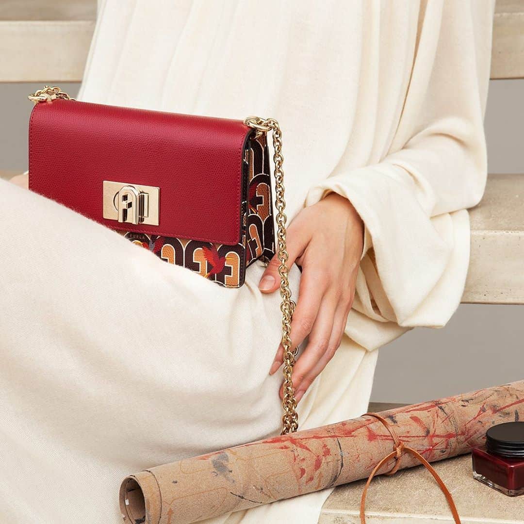 フルラのインスタグラム：「Fine craftsmanship and eye for detail define the Furla collections.  #thefurlasociety #furlafeeling #newcollection #furla #accessories #fashion」