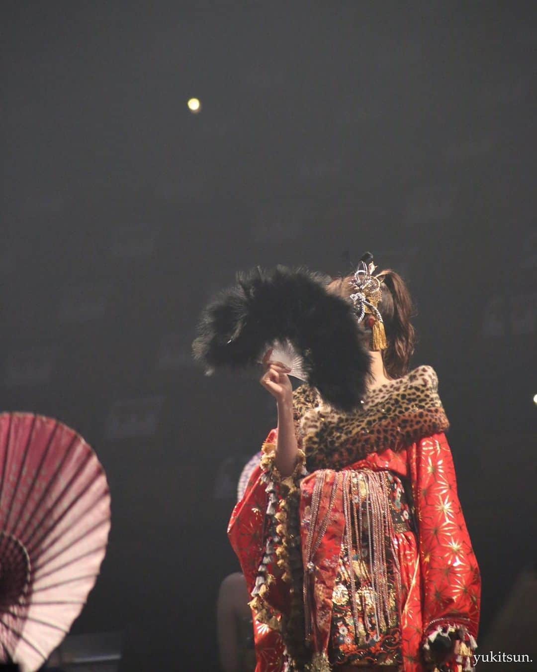 吉田朱里さんのインスタグラム写真 - (吉田朱里Instagram)「#吉田朱里卒業コンサート オープニングはNMB48らしく 和なイメージ👘 . 後輩メンバーが傘を持ってかっこよく踊ってくれました✨ . 完全に女帝です。笑 メンバーのおかげでめちゃくちゃ かっこいいオープニングになって 嬉しかった♥️ありがとう！ . #NMB48 #ゆきつんカメラ」10月25日 21時26分 - _yoshida_akari