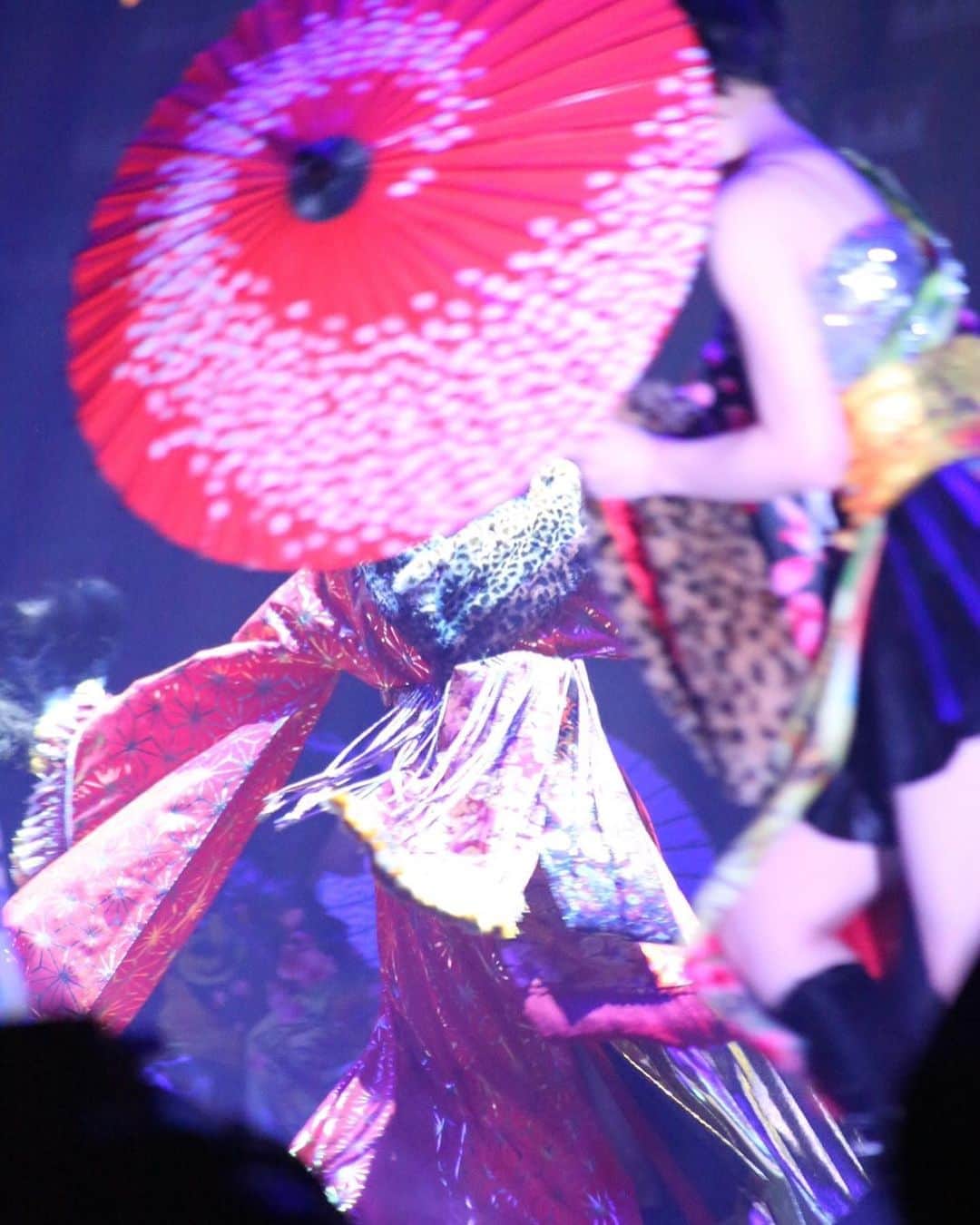 吉田朱里さんのインスタグラム写真 - (吉田朱里Instagram)「#吉田朱里卒業コンサート オープニングはNMB48らしく 和なイメージ👘 . 後輩メンバーが傘を持ってかっこよく踊ってくれました✨ . 完全に女帝です。笑 メンバーのおかげでめちゃくちゃ かっこいいオープニングになって 嬉しかった♥️ありがとう！ . #NMB48 #ゆきつんカメラ」10月25日 21時26分 - _yoshida_akari
