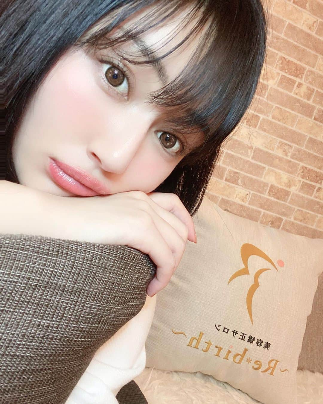 新藤まなみさんのインスタグラム写真 - (新藤まなみInstagram)「﻿ ﻿ 北海道行く前に！！！﻿ 富士市の整体にお邪魔してきました✨﻿ ﻿ @rebirthfuji ﻿ ﻿ 整体、小顔矯正、骨盤矯正、コラーゲンマシンの﻿ トータルケア💆‍♀️💕﻿ みっちり3時間コース受けてきたよー！！﻿ ﻿ before⇄afterが本当にすごくて﻿ 首の長さとかバストの位置とかお尻とか…﻿ めちゃ変わった！！！やばい！！！﻿ ﻿ ほんまに通います。、笑笑  みなさんぜひぜひです❤️ありがとうございました！﻿ ﻿ #富士市整体﻿ #リバース美容矯正部﻿ #コラーゲンマシン﻿ #富士市小顔﻿ #富士市リバース﻿ #西宮市リバース﻿ #美容矯正﻿ ﻿」10月25日 21時28分 - manami_official_