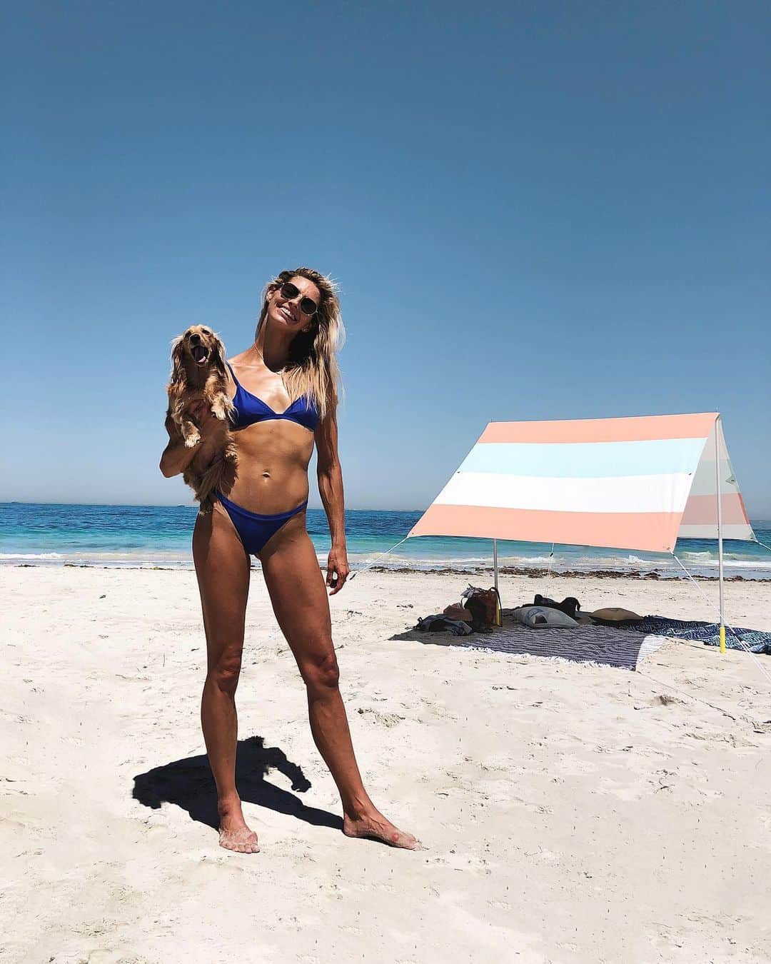 Amanda Biskさんのインスタグラム写真 - (Amanda BiskInstagram)「What a Sunday ☀️ It’s really starting to feel like summer here in Perth! Got up early to get down to the beach with the pups before starting a big day of moving house 😱  I’ve been a little MIA over the last few days trying to juggle life 😂 haha along with moving a whole house, Ads and I are powering away on all the epic updates for our app 😬🙌🏼...if you’ve missed it, this is what’s coming: ✨ Amazing Pilates Area full of workouts! ✨ 4-week Dumbbell Program! ✨’Get Your Handstand’ Final Class 4! ✨‘Express Stretch Series’ with a collection of quick 15min classes! ✨Preparation for the ‘Countdown to Christmas’ Challenge! ✨ New Website! ✨(Secret Project 😉)  🤩🤩🤩  We’re doing our best to get all of the above to you over the next weeks and months and we can’t wait!! 😍  Hope you guys have managed to find some ‘you’ time this weekend too...let’s get ready for a big week! 💪🏼 #happysunday #freshbodyfitmind  ab♥️x」10月25日 21時28分 - amandabisk